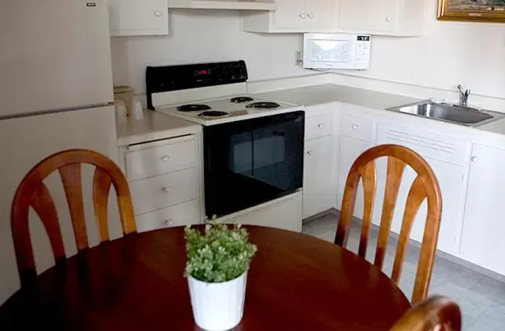 Kitchen or kitchenette, Kitchen/Kitchenette in Coral Reef Inn & Condo Suites