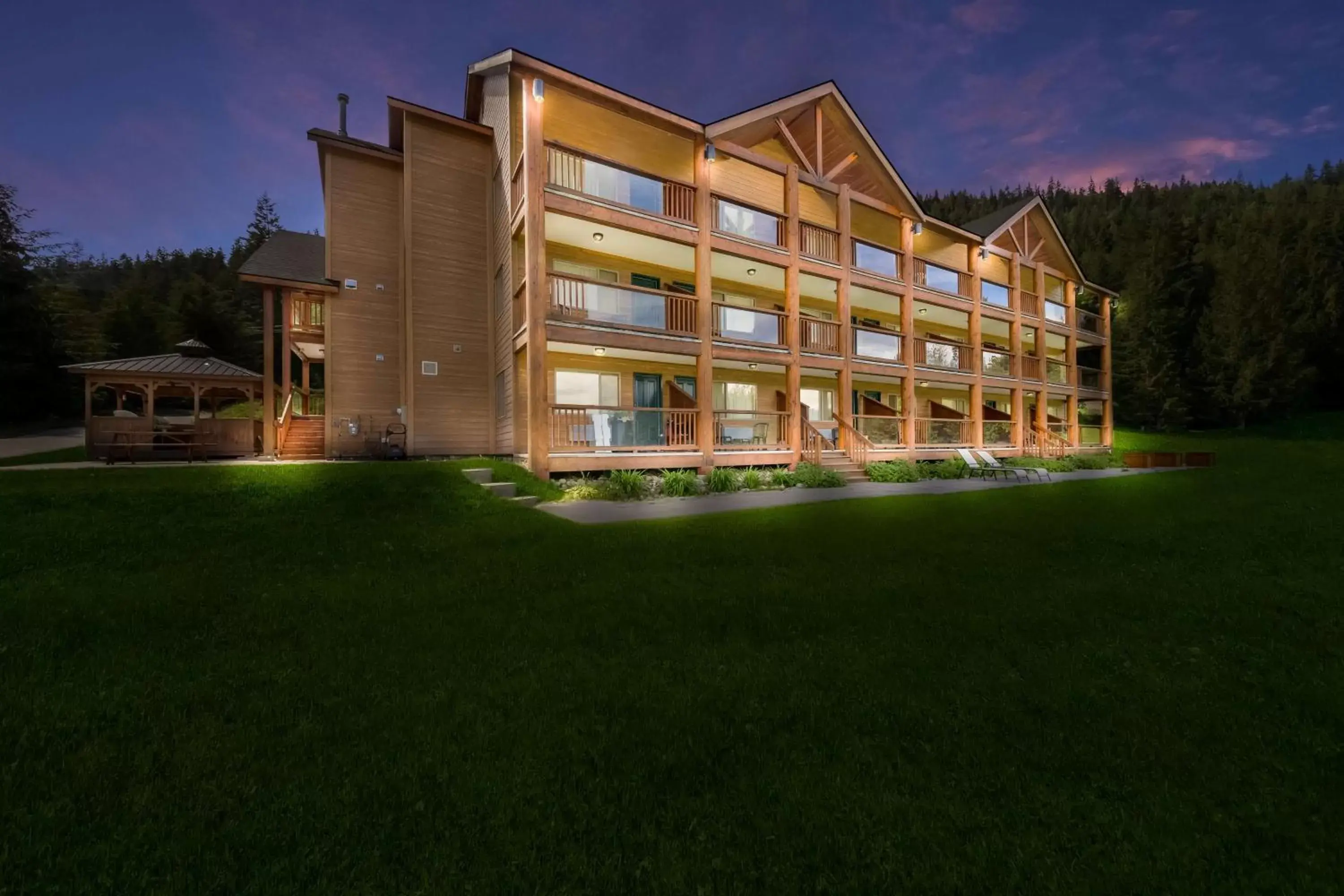 Property Building in Kootenay Lakeview Resort BW Signature Collection