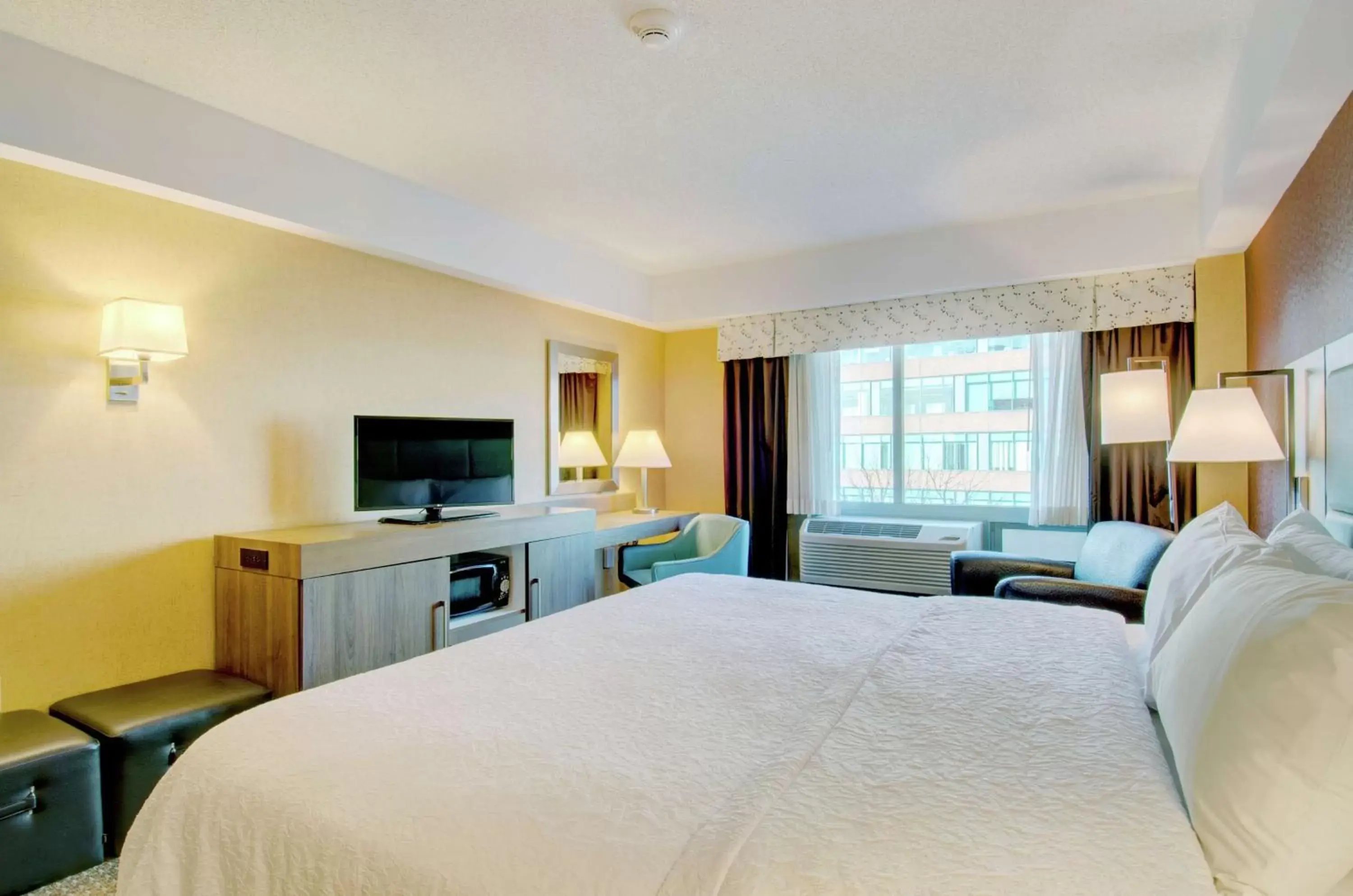Bedroom in Hampton Inn & Suites Boston Crosstown Center