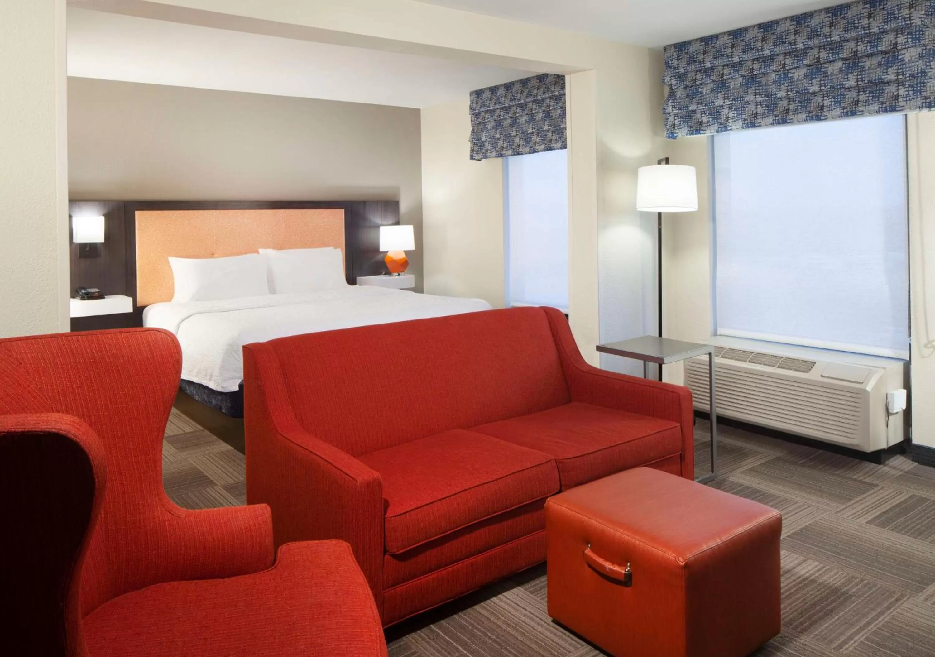 Living room, Bed in Hampton Inn Charleston-Southridge