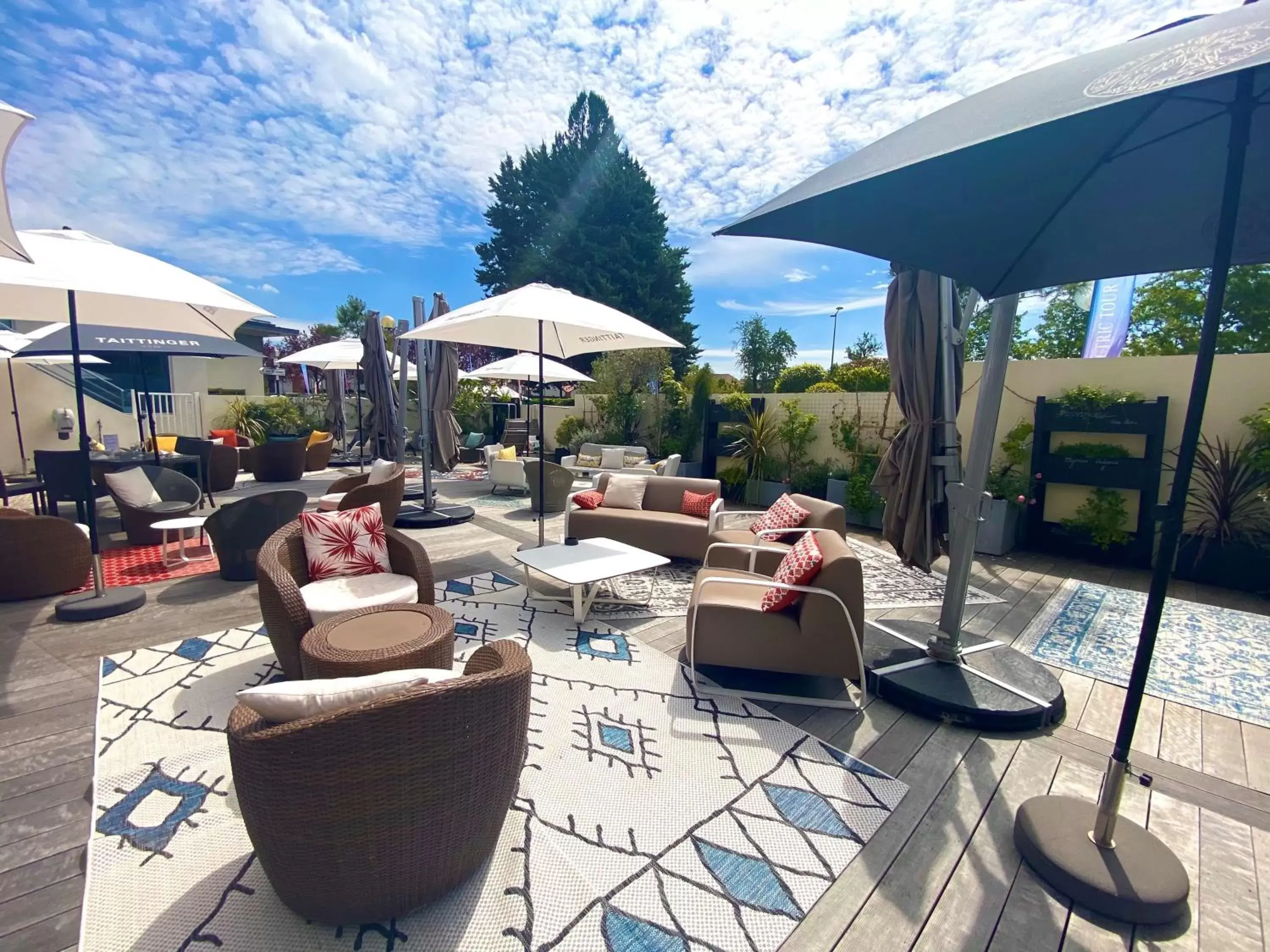 Property building in Best Western Plus Paris Saclay Property building in Best Western Plus Paris Saclay