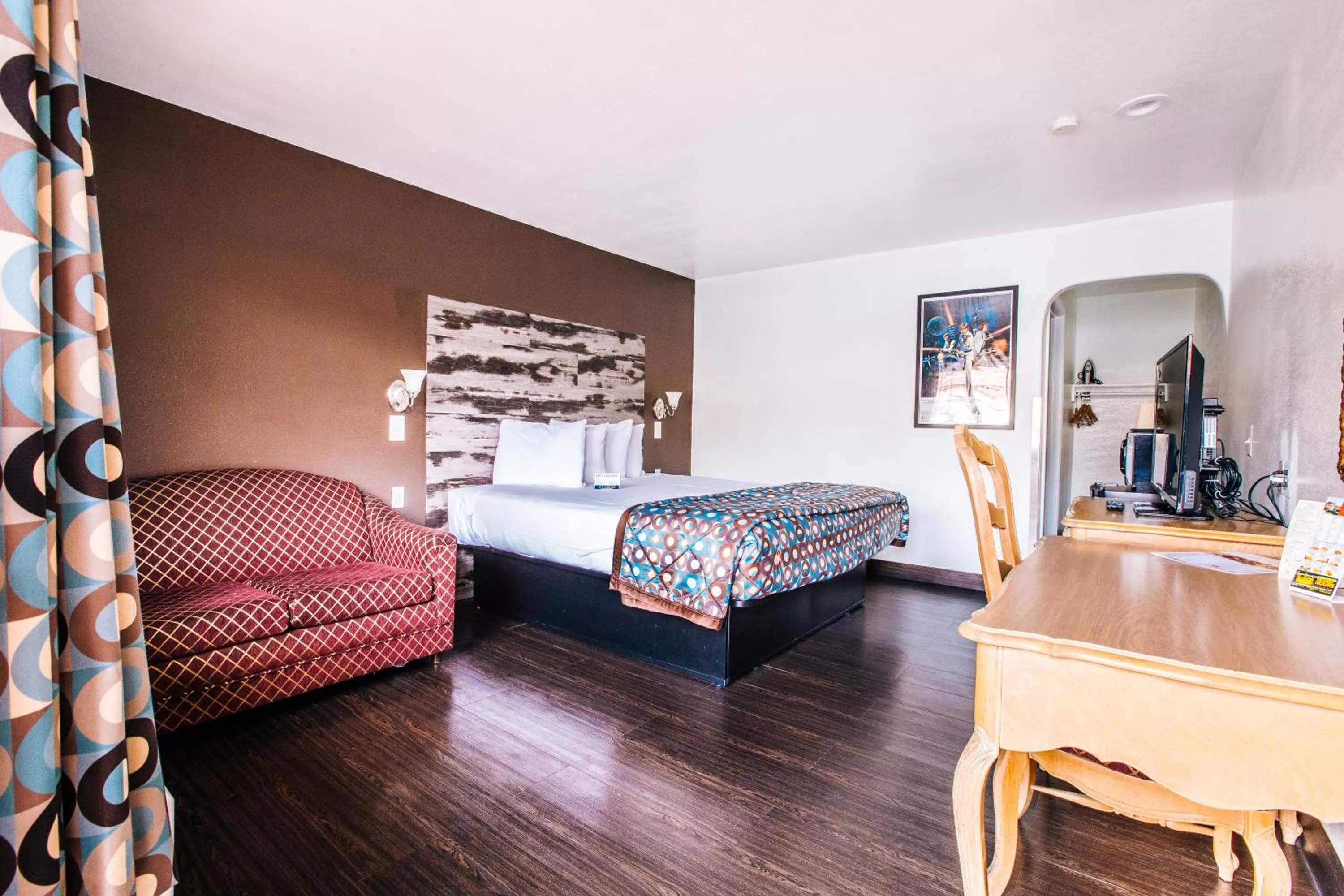 Photo of the whole room, Bed in Anaheim Discovery Inn and Suites