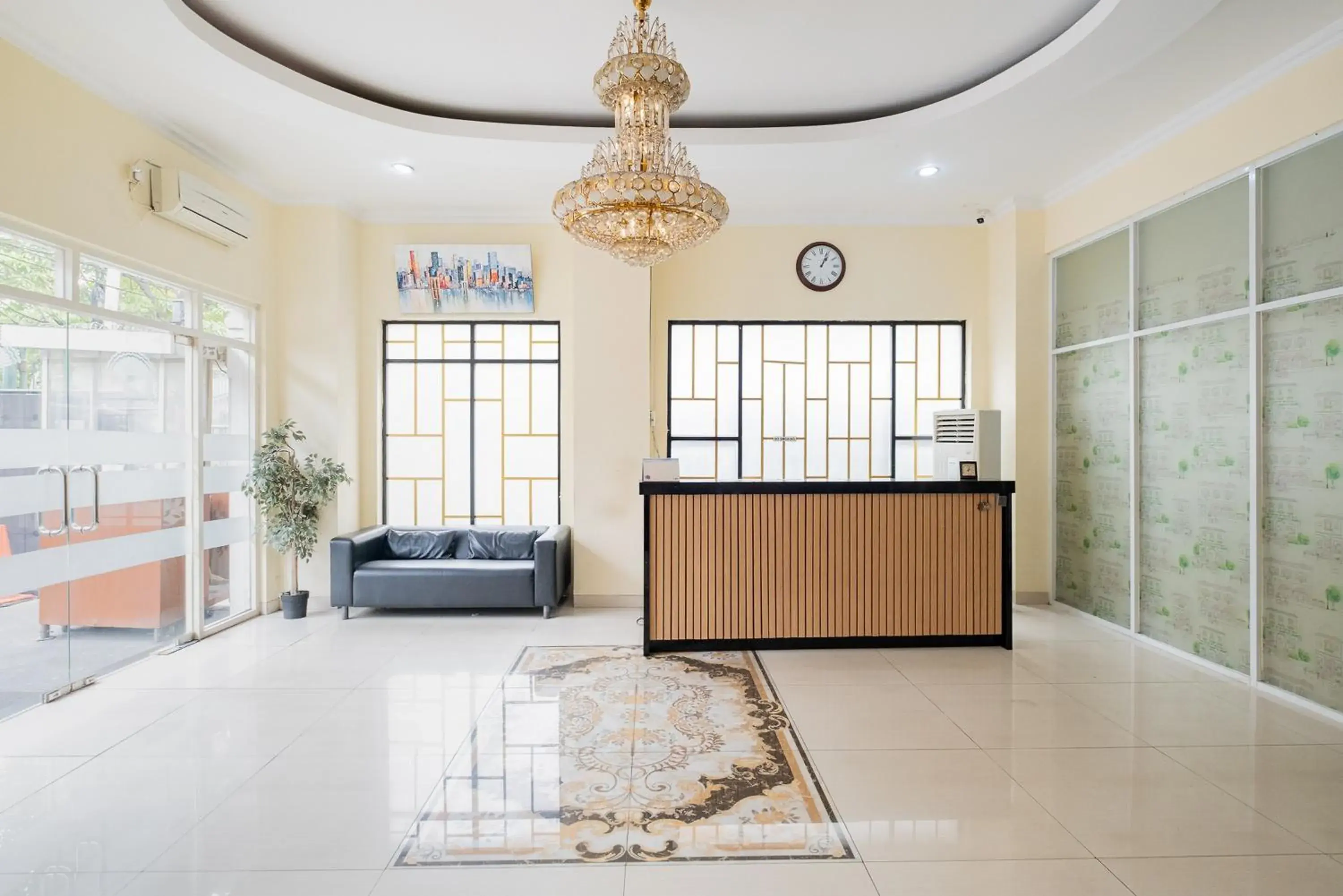 Lobby or reception in RedDoorz Plus @ Cideng Barat Lobby or reception in RedDoorz Plus @ Cideng Barat