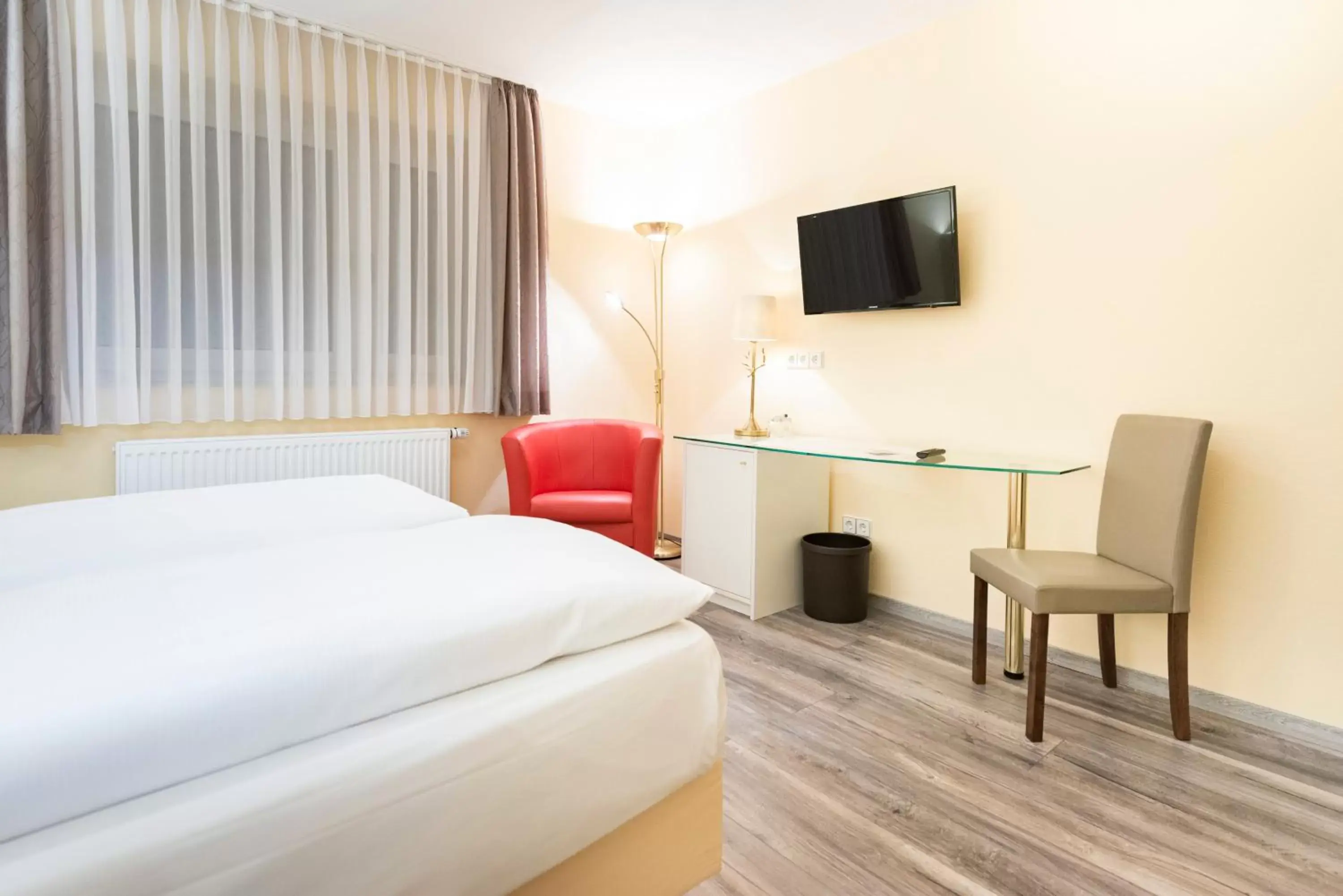 Budget Double Room in Hotel Hennies Budget Double Room in Hotel Hennies