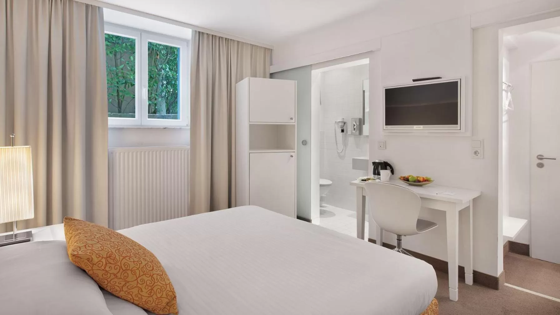 Photo of the whole room, Bed in Boutiquehotel Dreesen - Villa Godesberg