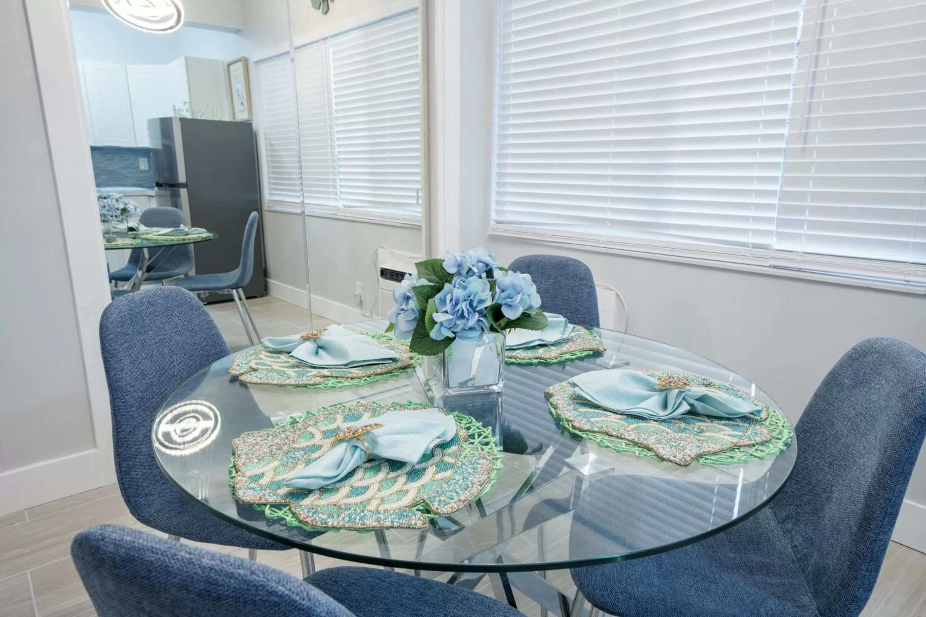 Dining area in The Surf Hollywood Beach