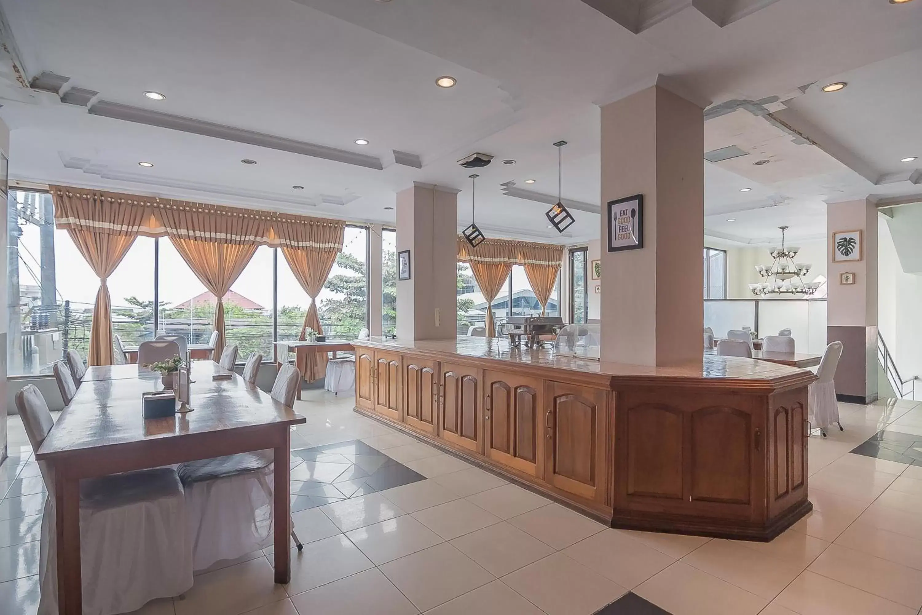 Restaurant/places to eat in RedDoorz Syariah near Ciledug Station Restaurant/places to eat in RedDoorz Syariah near Ciledug Station