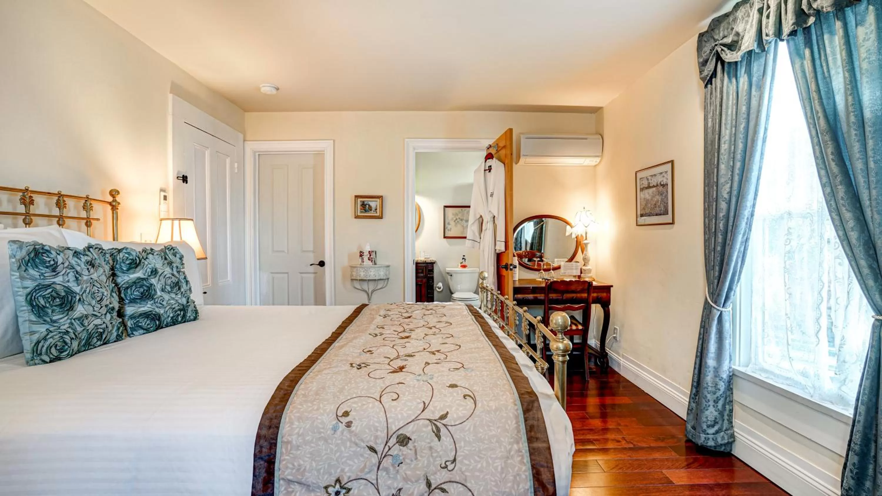 Photo of the whole room in The River Belle Inn