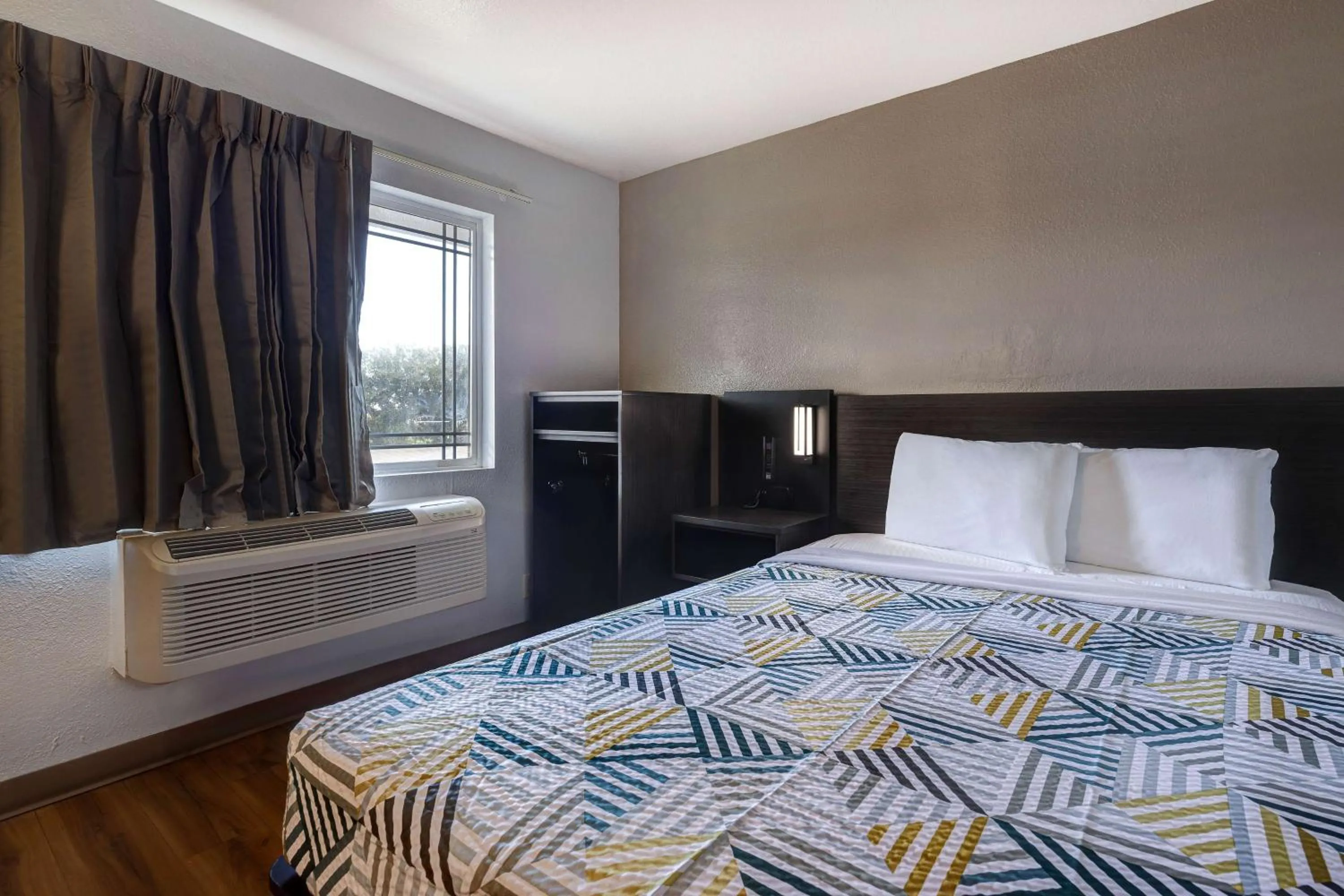 Photo of the whole room, Bed in Motel 6-Buttonwillow, CA Central