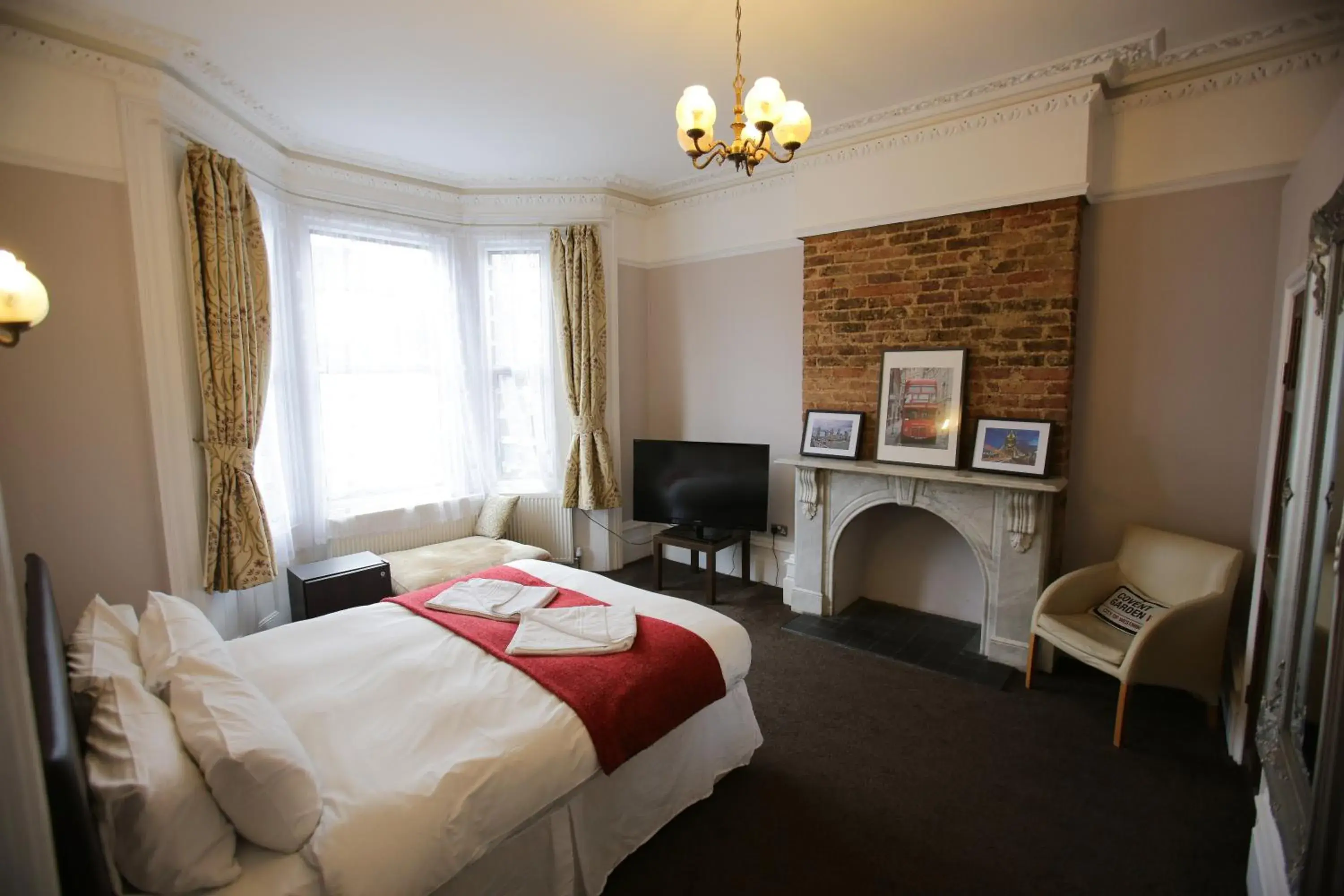 Photo of the whole room, TV/Entertainment Center in Manor House London