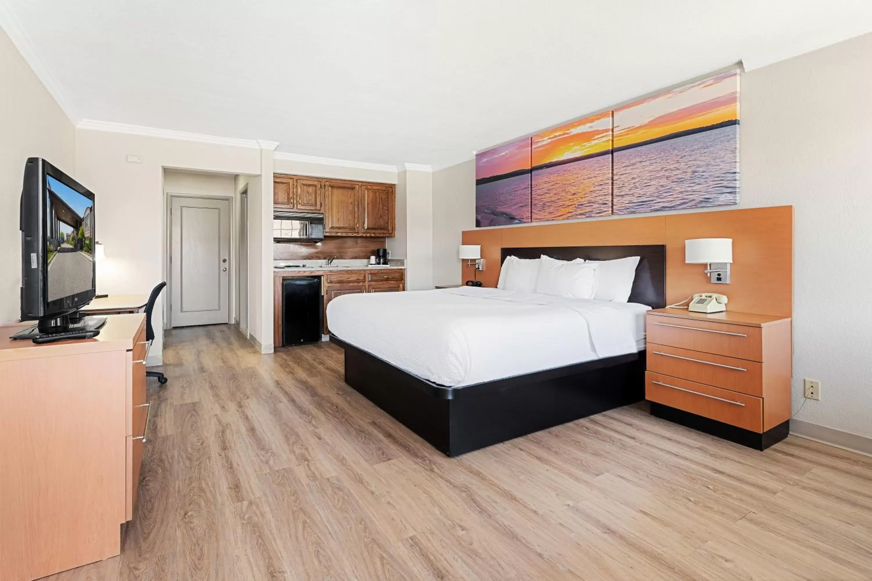 Bed in Days Inn & Suites by Wyndham Roseville/Detroit Area