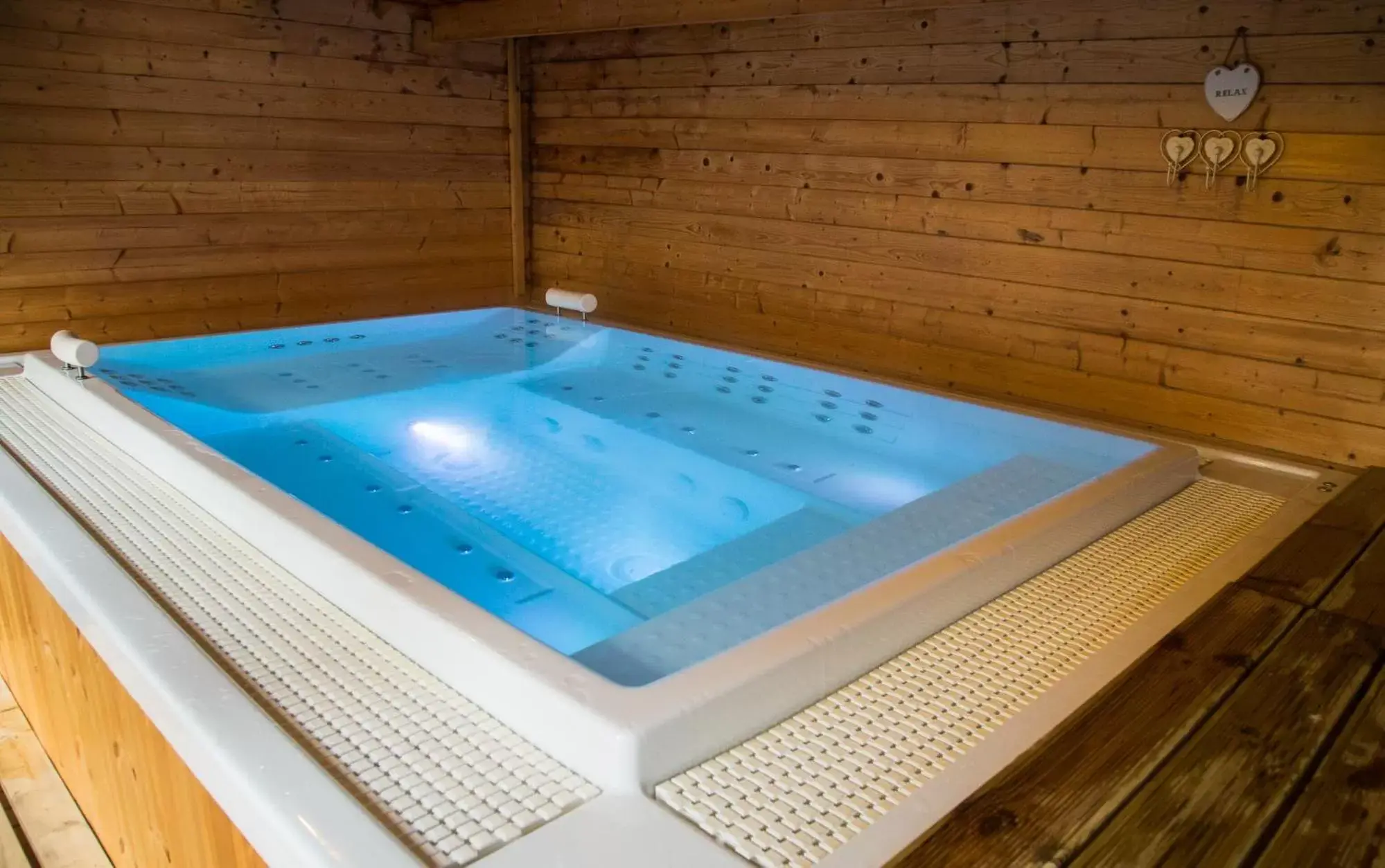 Hot Tub in Hedley House Hotel & Apartments