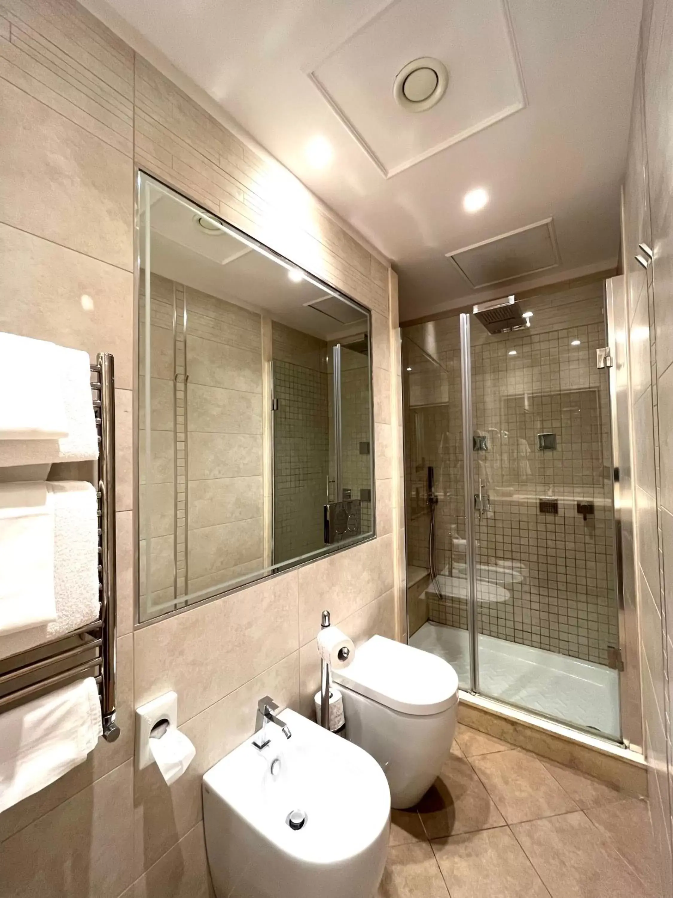 Shower, Bathroom in Corona D'Italia