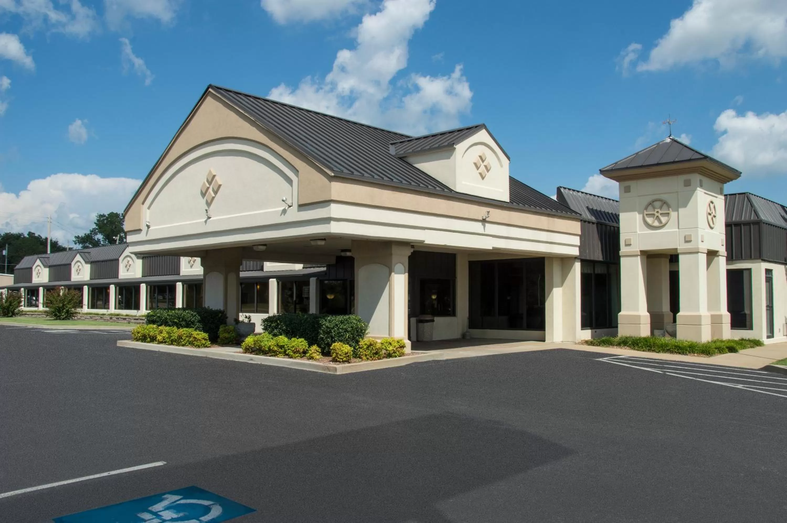 Facade/entrance, Property Building in Lamplighter Inn & Suites Pittsburg