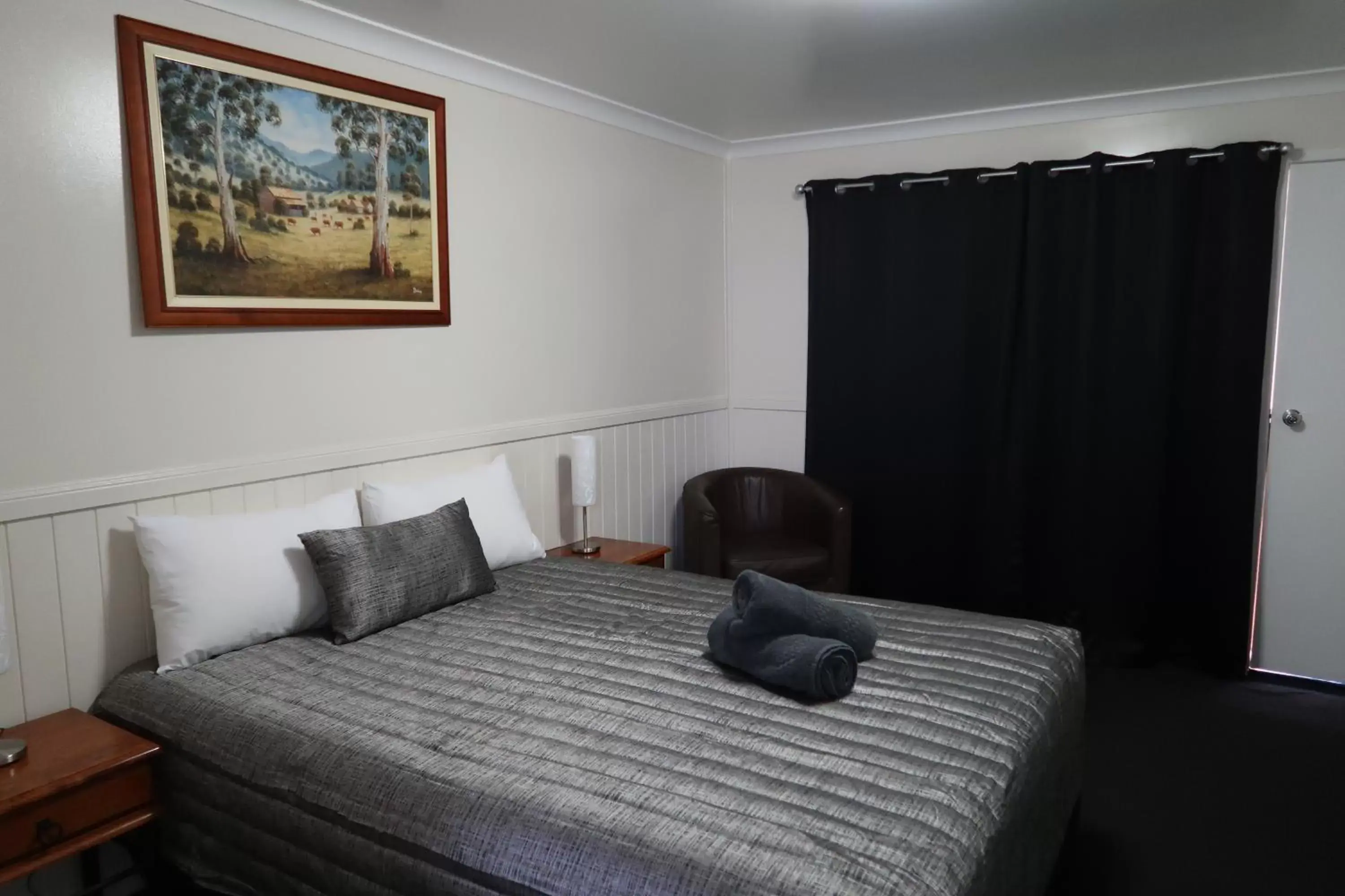 Photo of the whole room, Bed in Charleville Waltzing Matilda Motor Inn