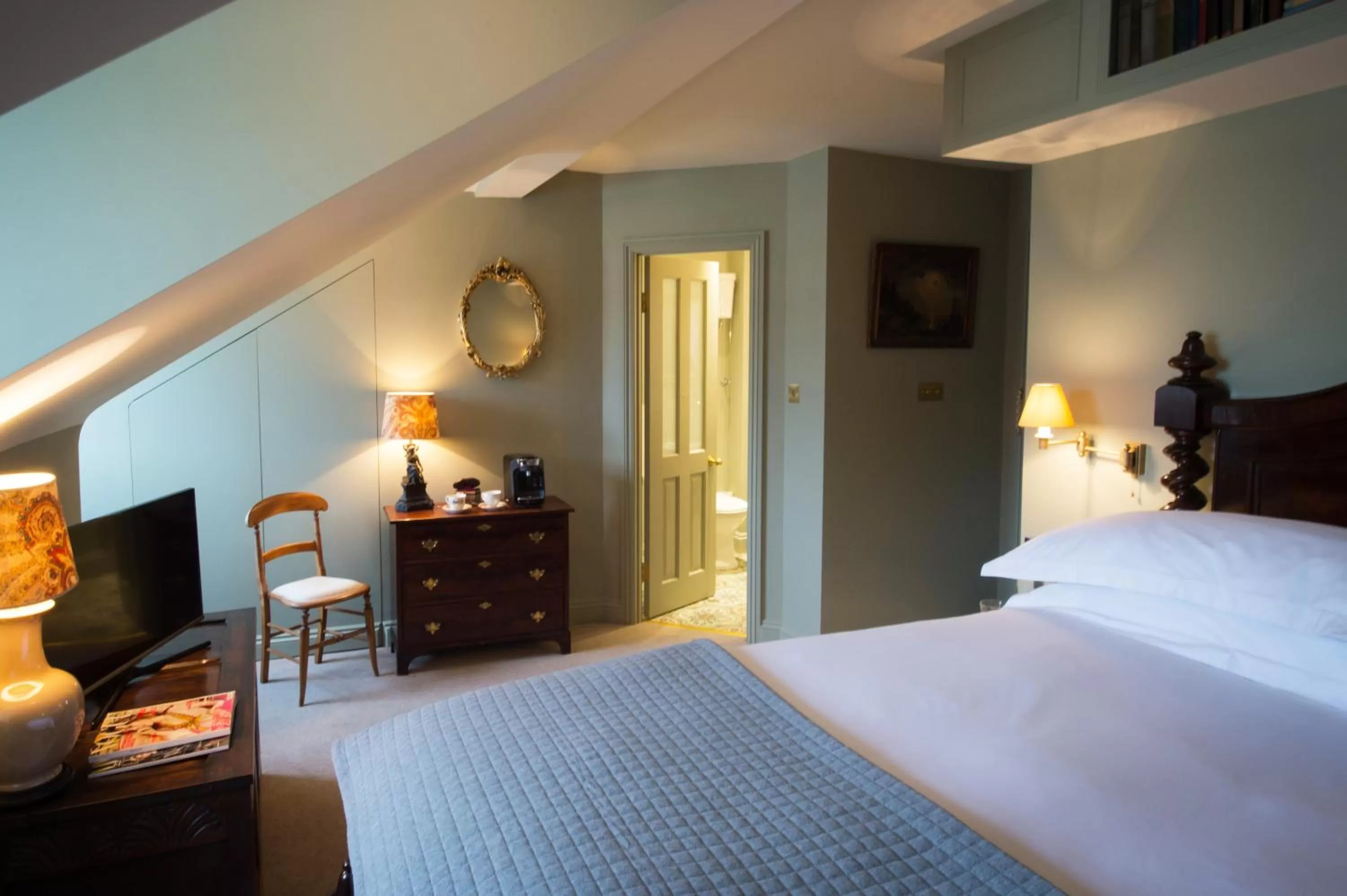 Photo of the whole room, Bed in The Portobello Hotel