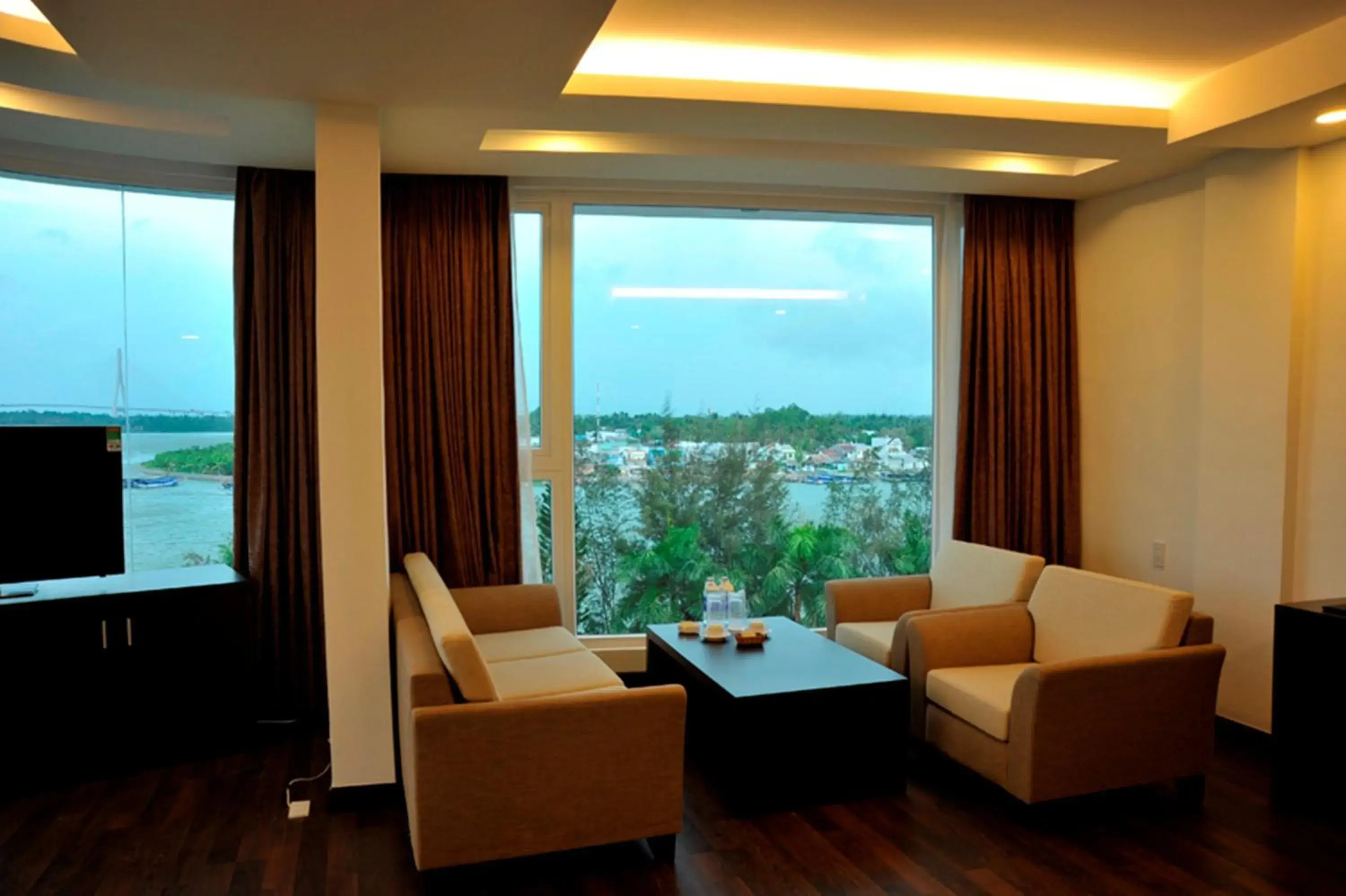 Bedroom, Seating Area in International Hotel