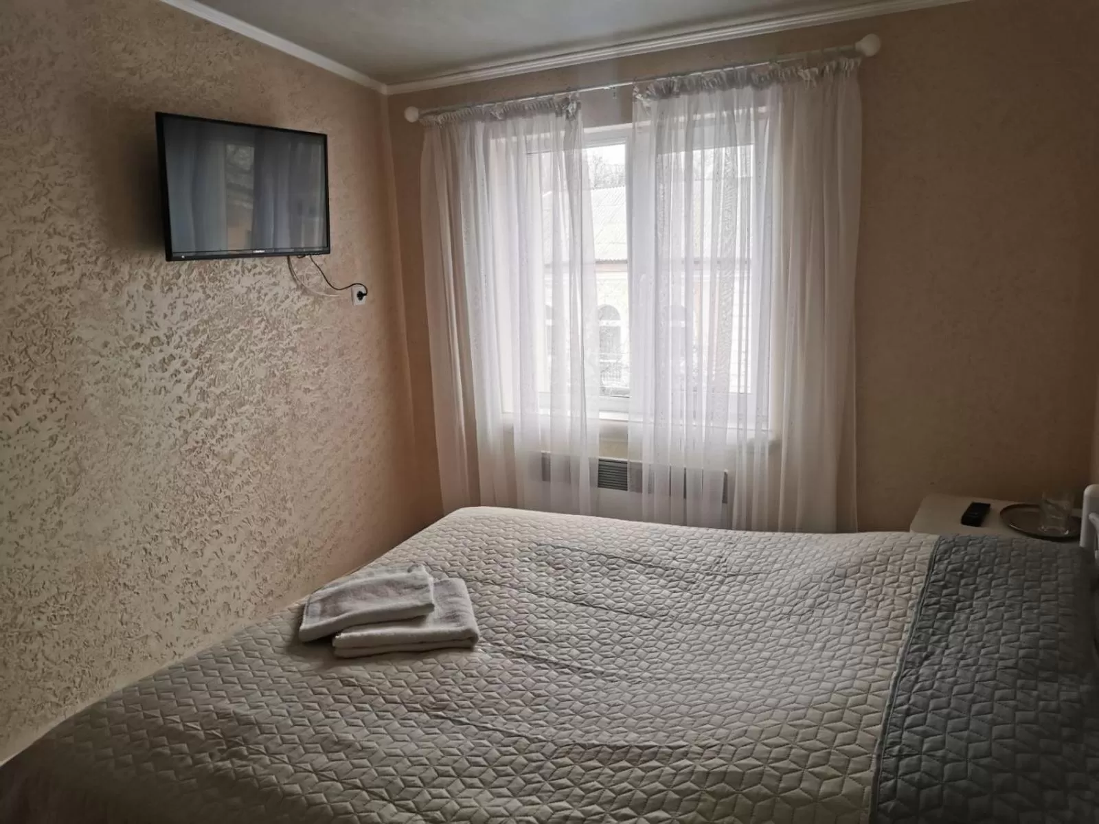 Bed in Monte-Kristo Hotel