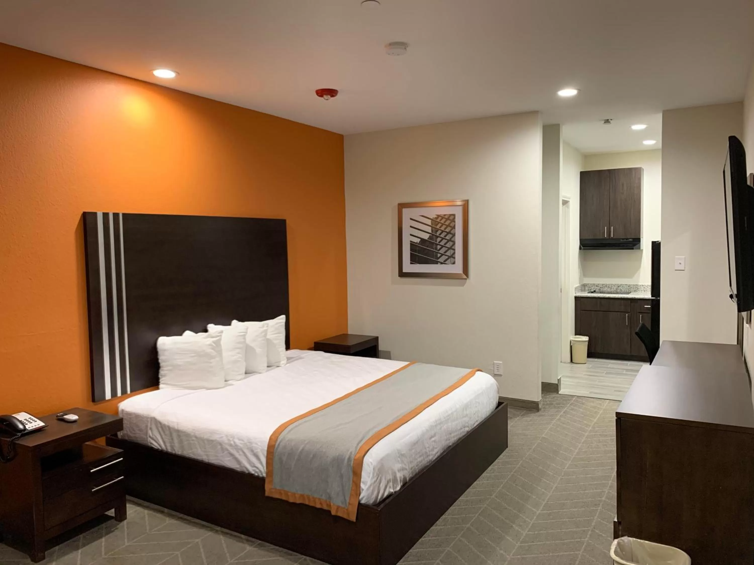 Photo of the whole room, Bed in Scottish Inn & Suites - IAH Airport