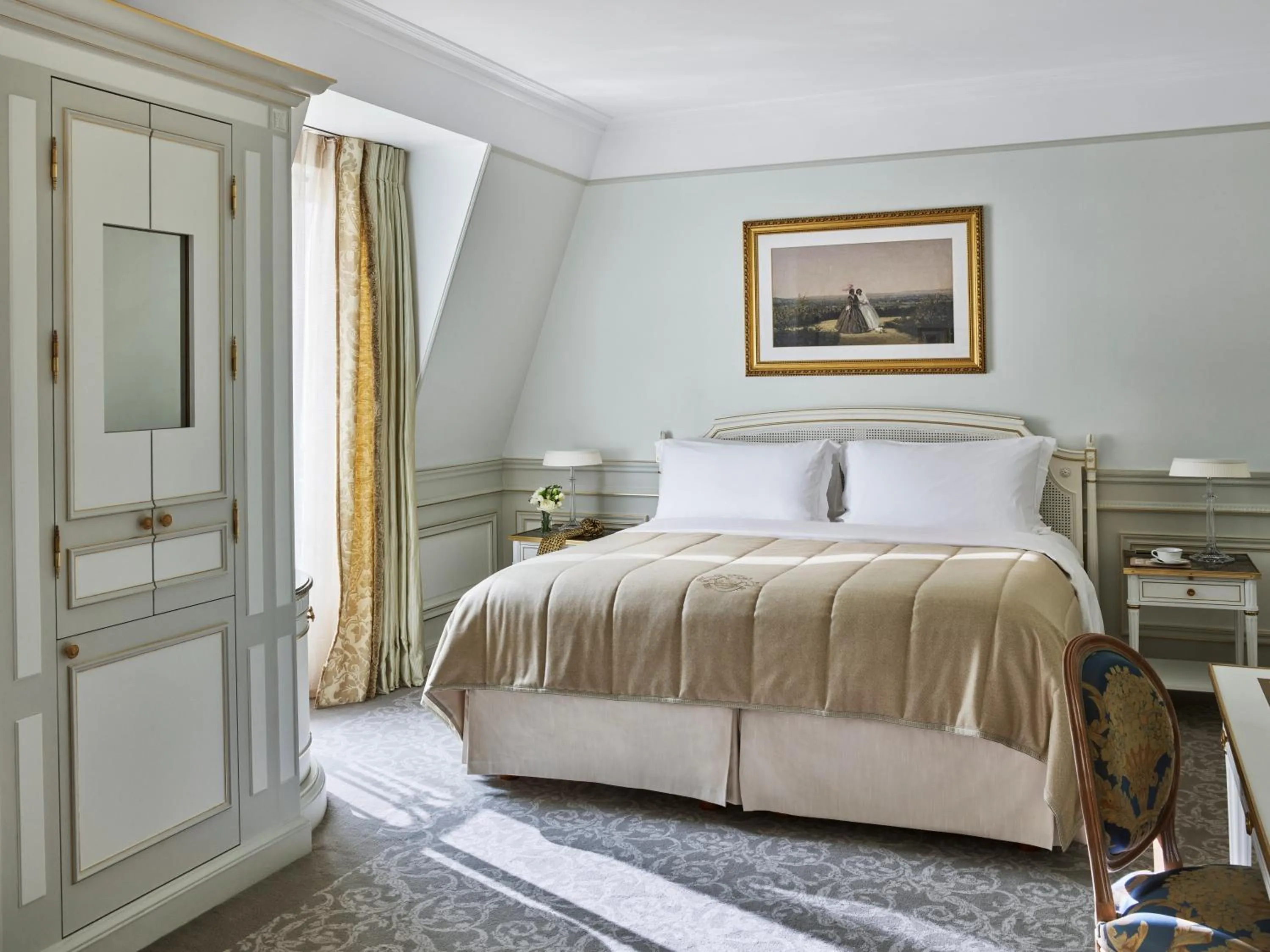 Bedroom, Bed in Le Meurice – Dorchester Collection