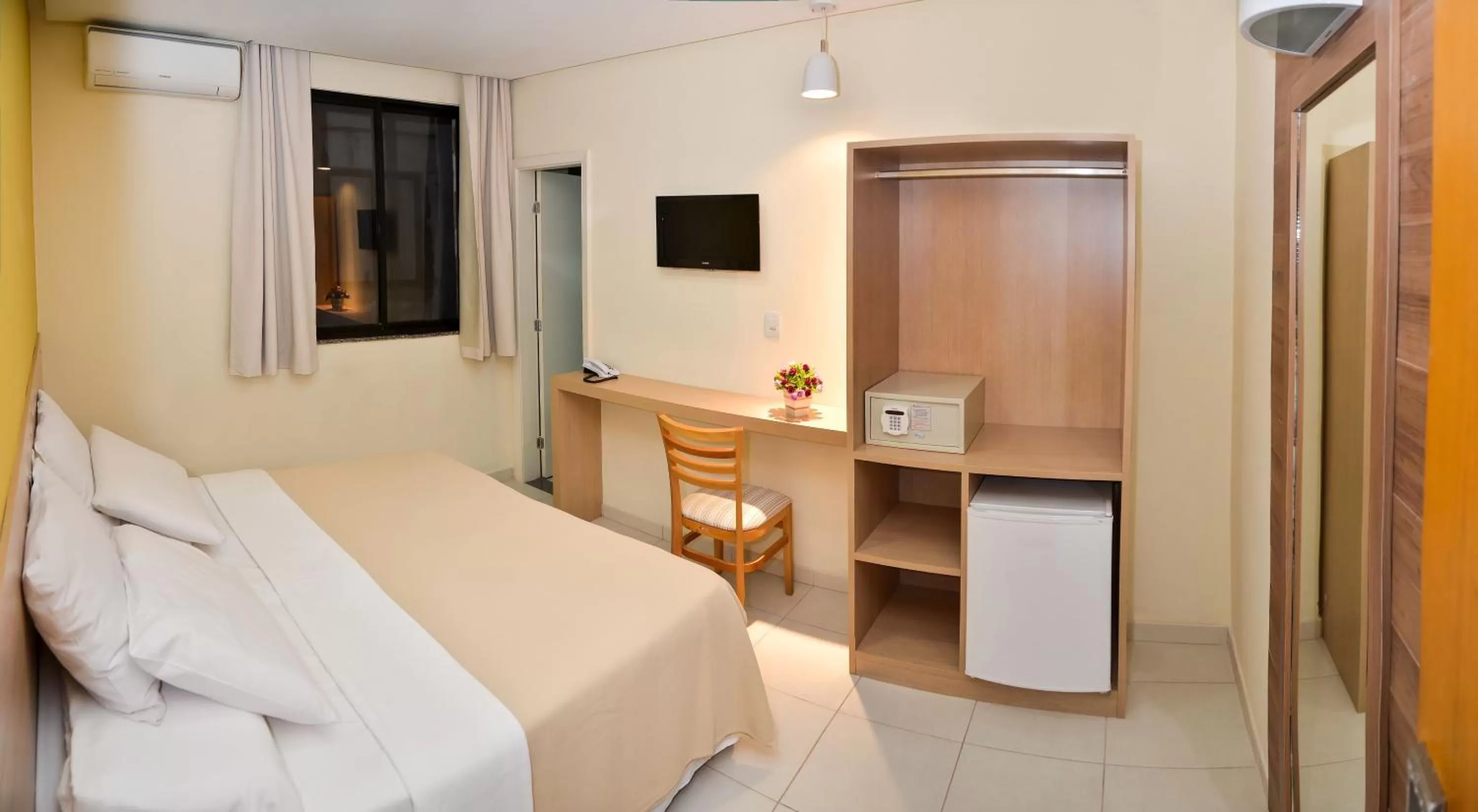 Photo of the whole room, Bed in Hit Hotel