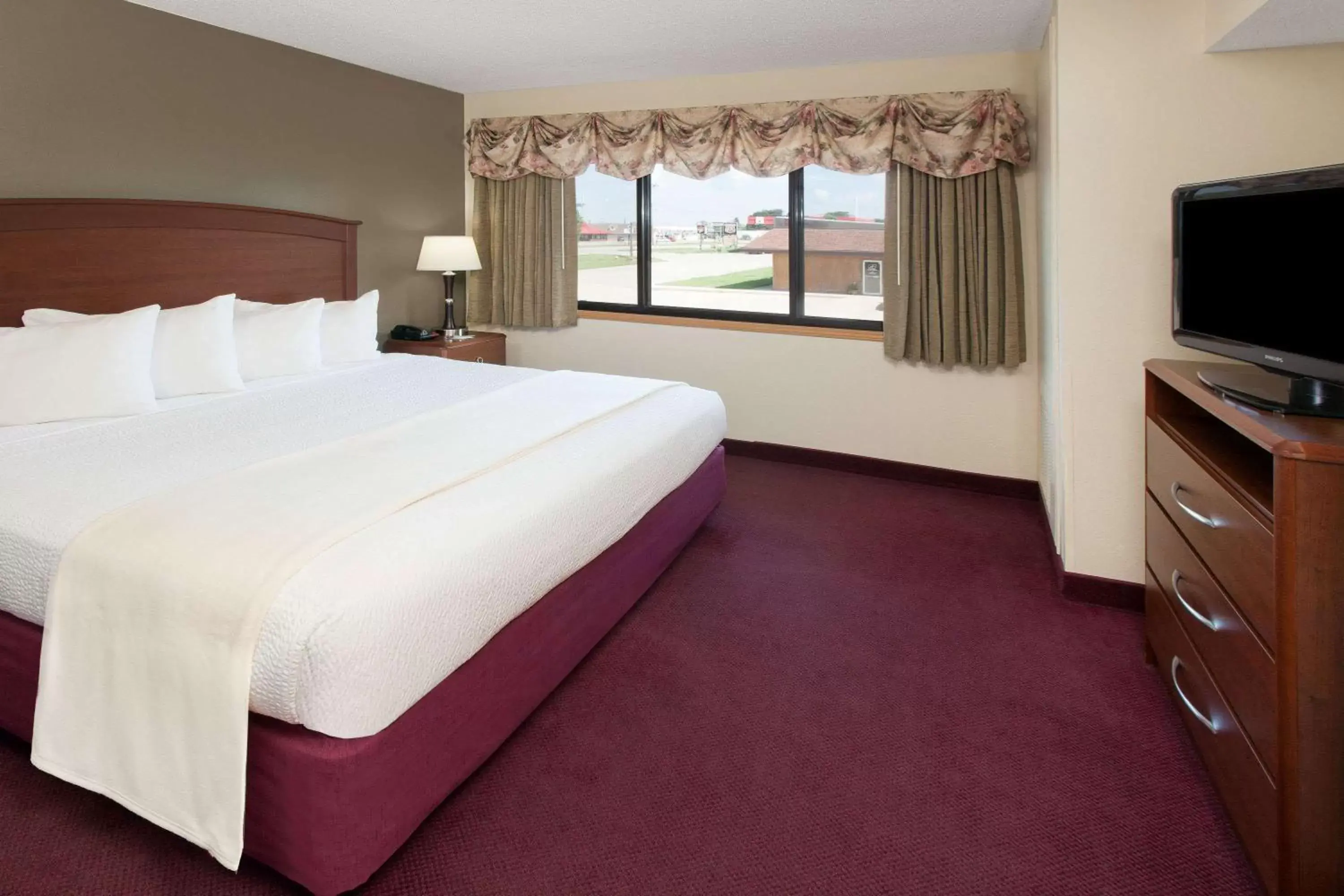 Photo of the whole room, Bed in AmericInn by Wyndham Iowa Falls