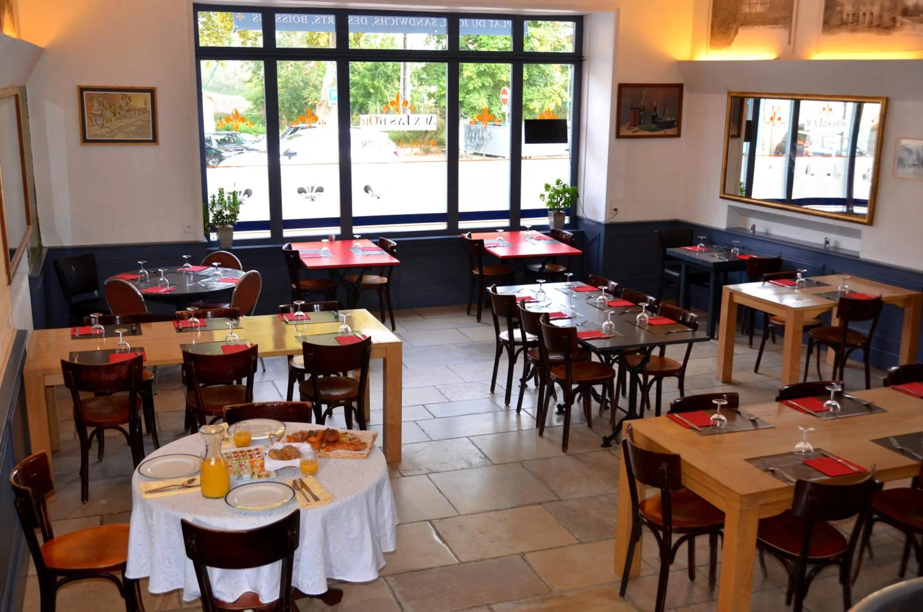 Restaurant/Places to Eat in Aux Lys d'Or