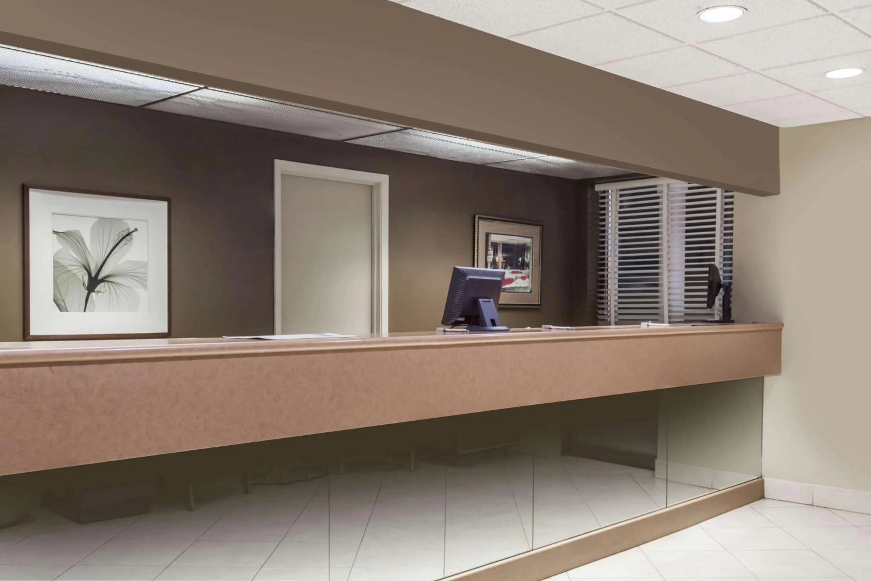 Lobby or reception in Howard Johnson by Wyndham Niagara Falls