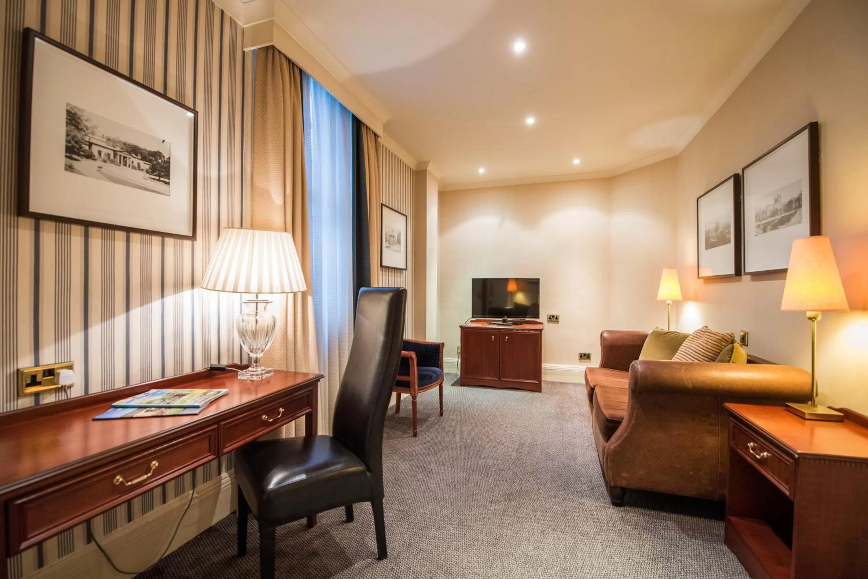 Living room in Cairn Hotel