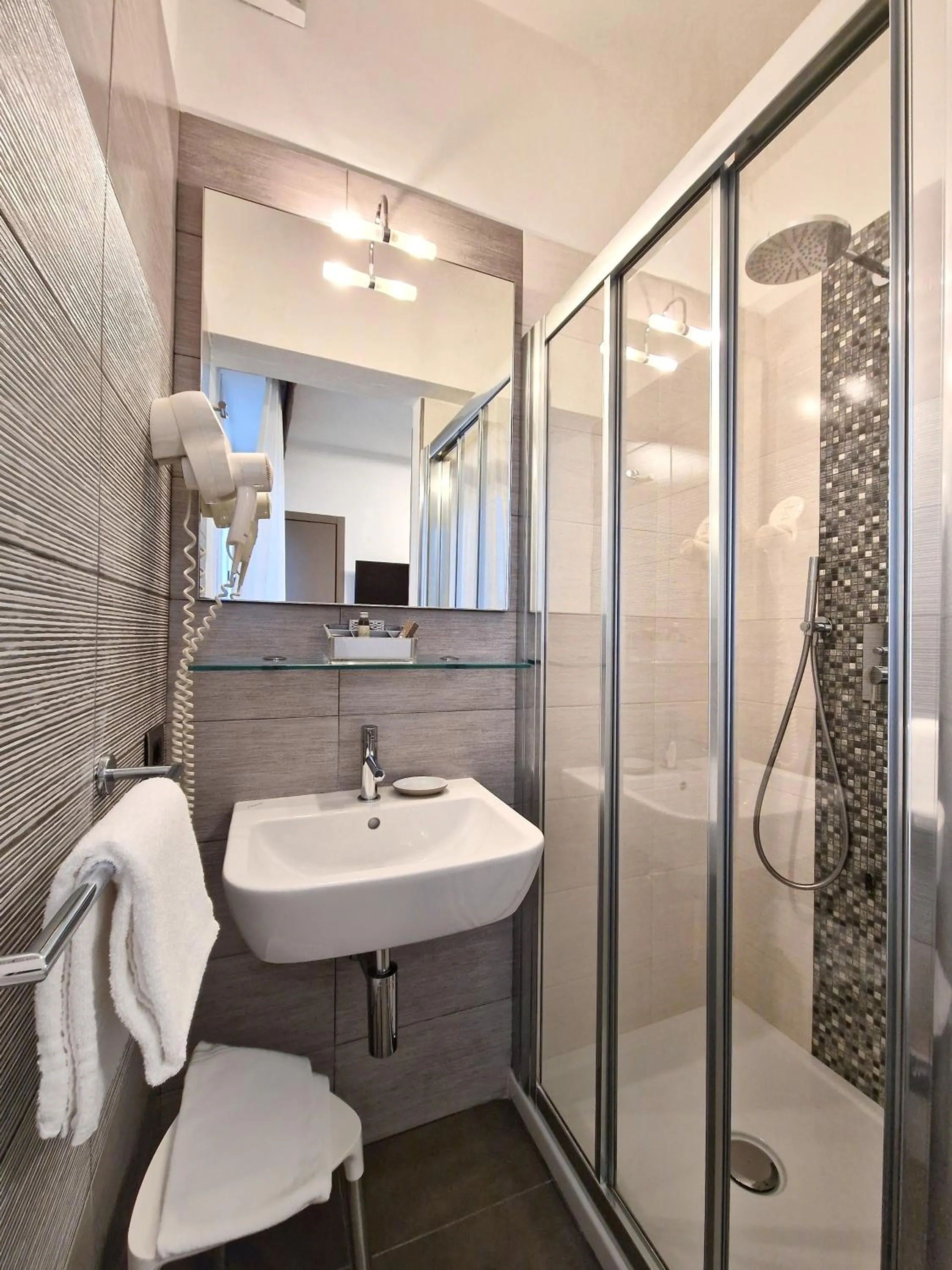 Shower in Hotel Tiffany