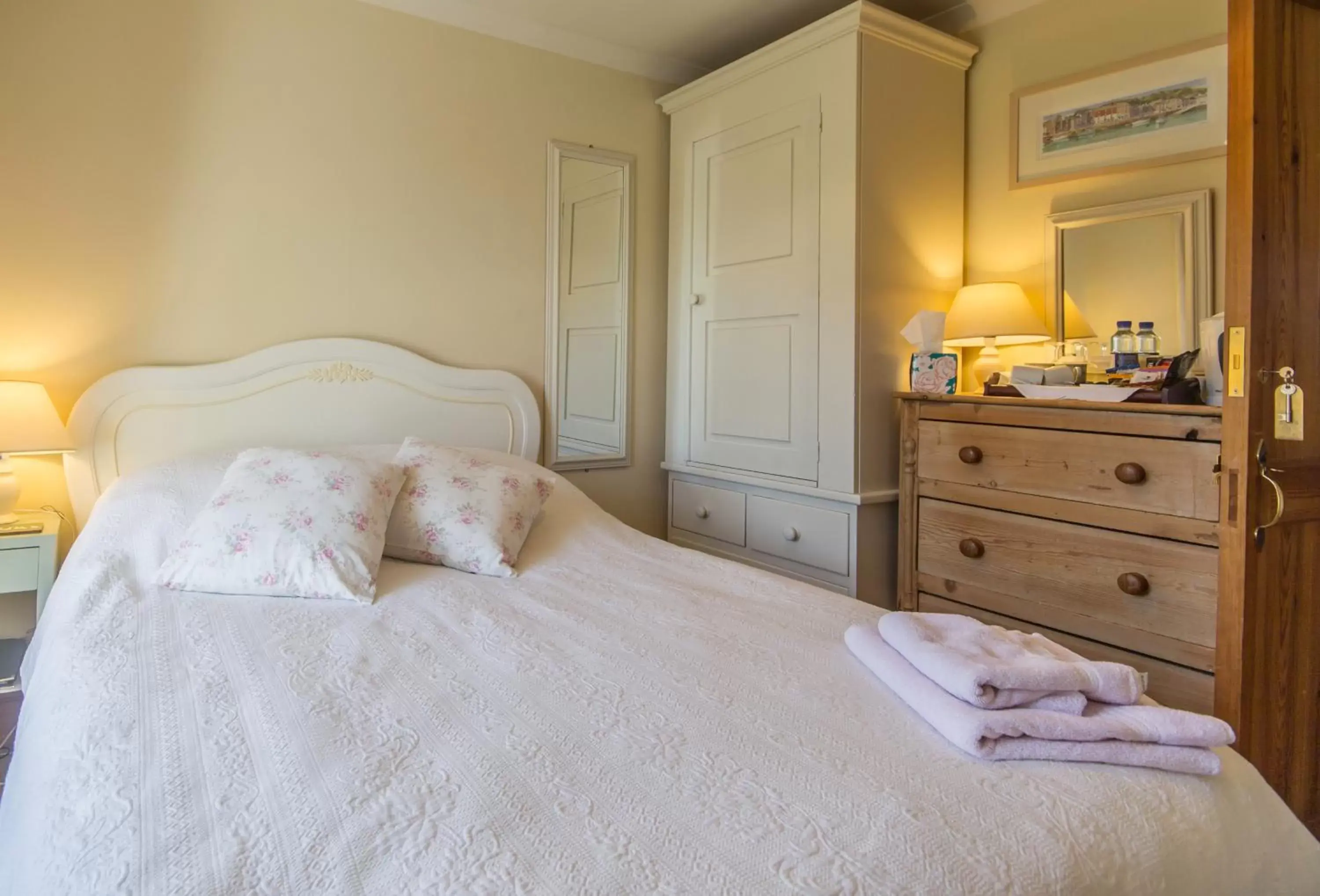 Small Double Room with Private External Bathroom in Treweens Small Double Room with Private External Bathroom in Treweens