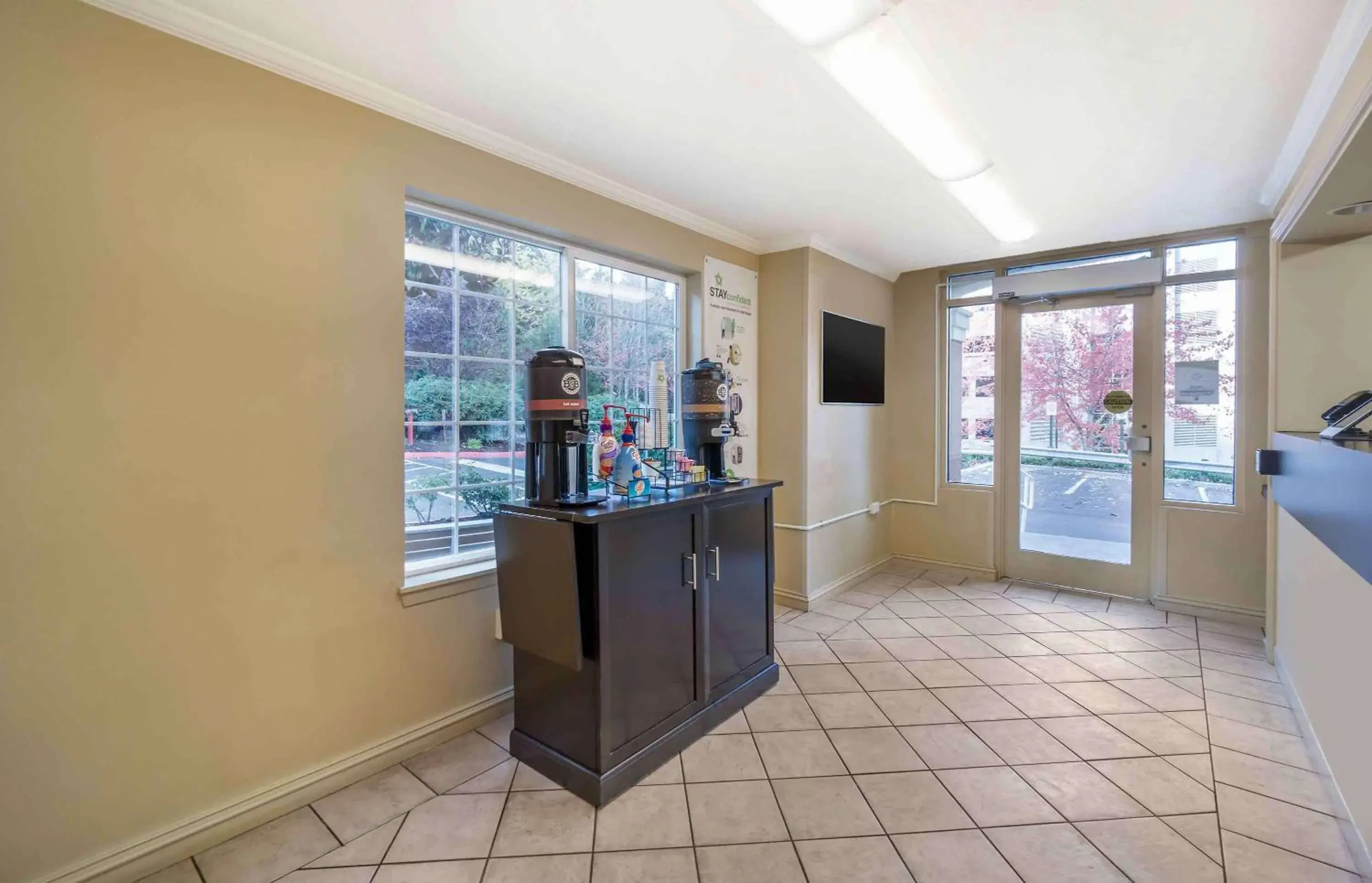 Breakfast, Lobby/Reception in Extended Stay America Suites - Seattle - Bellevue - Factoria