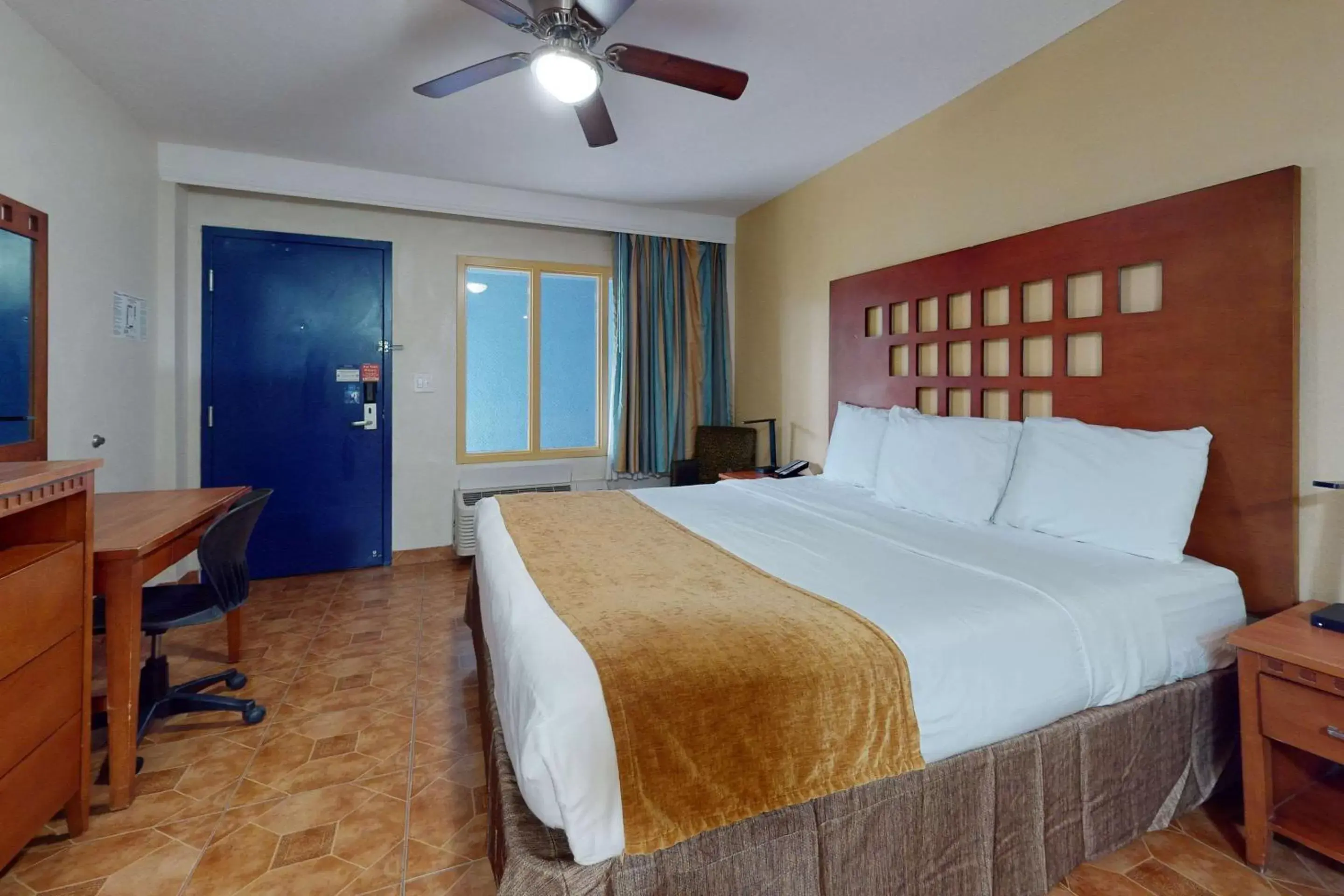 Bedroom, Bed in Rodeway Inn & Suites Fort Lauderdale Airport & Cruise Port