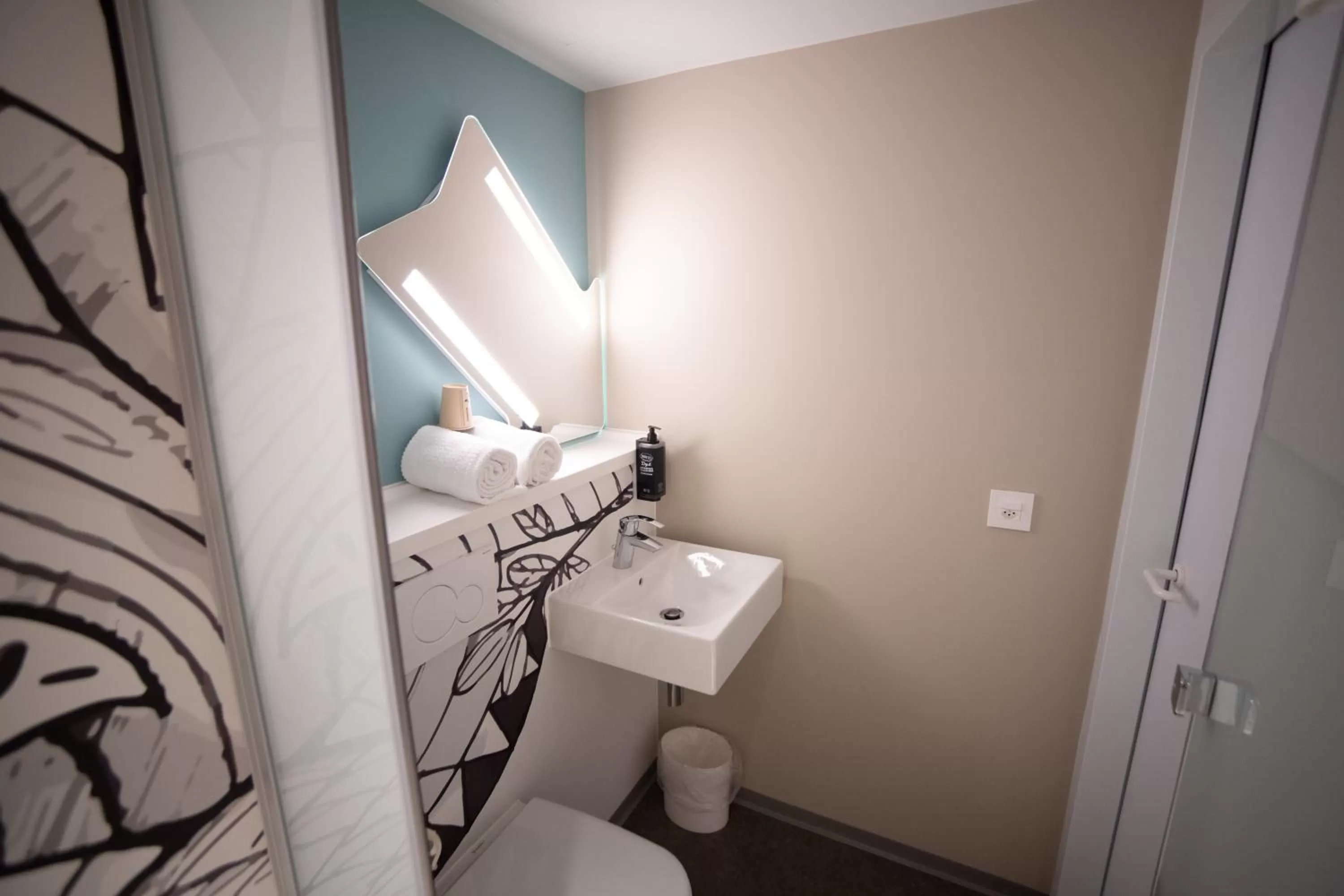 Toilet, Bed in ibis budget Fribourg