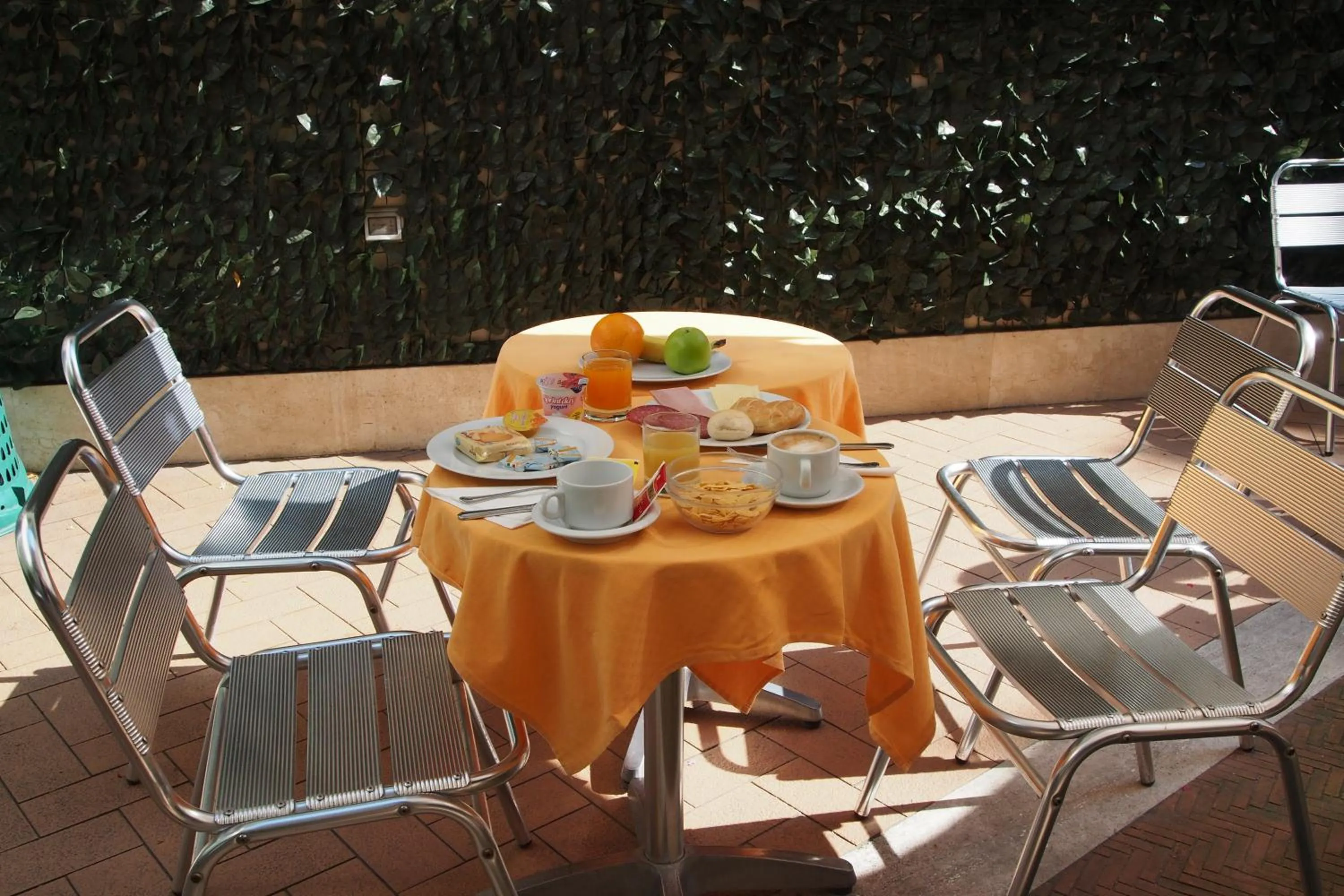 Food and drinks in Hotel Osimar