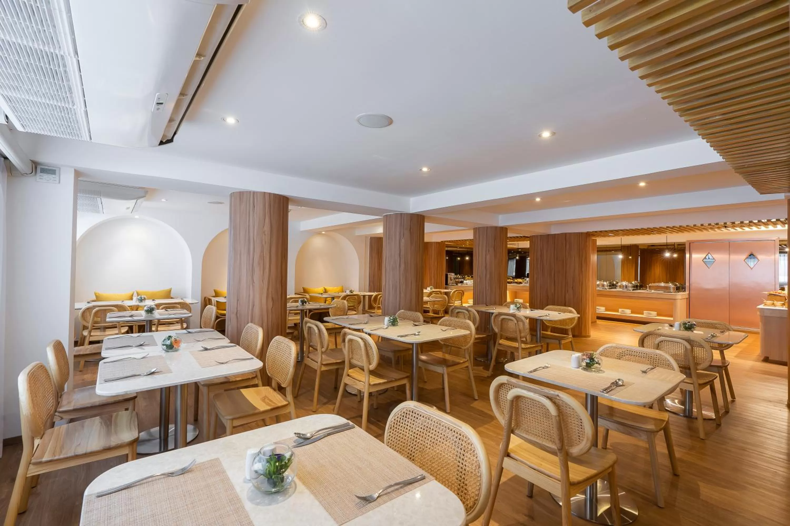 Restaurant/places to eat in Arck Hotel