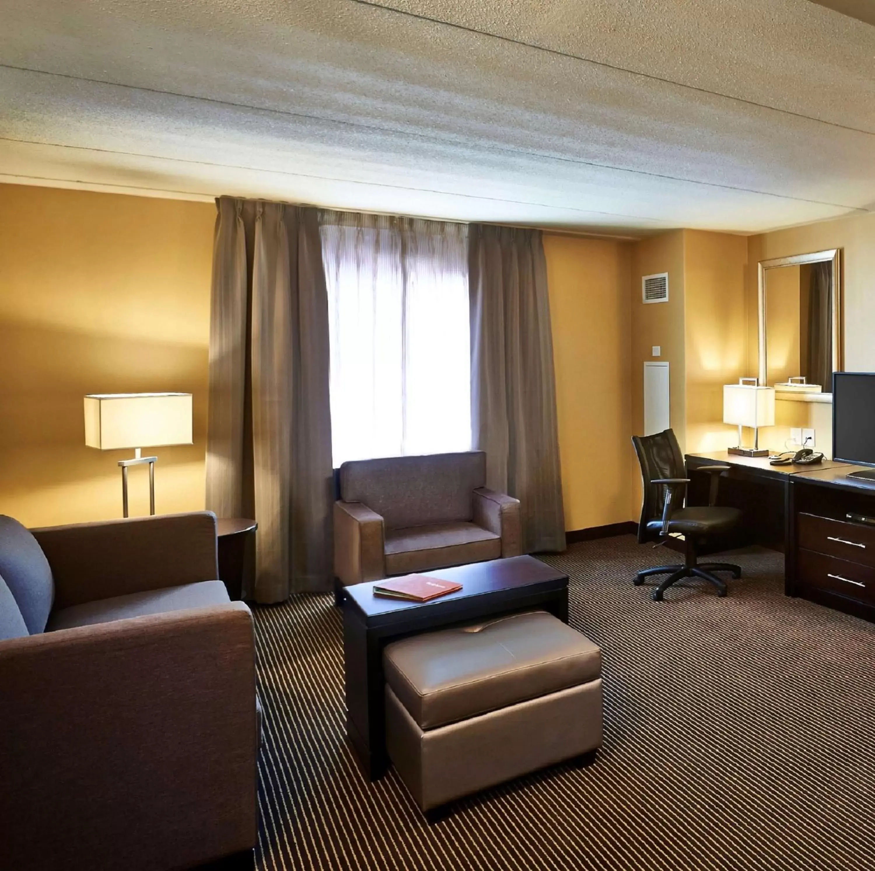 Bedroom, Seating Area in Homewood Suites by Hilton Hamilton