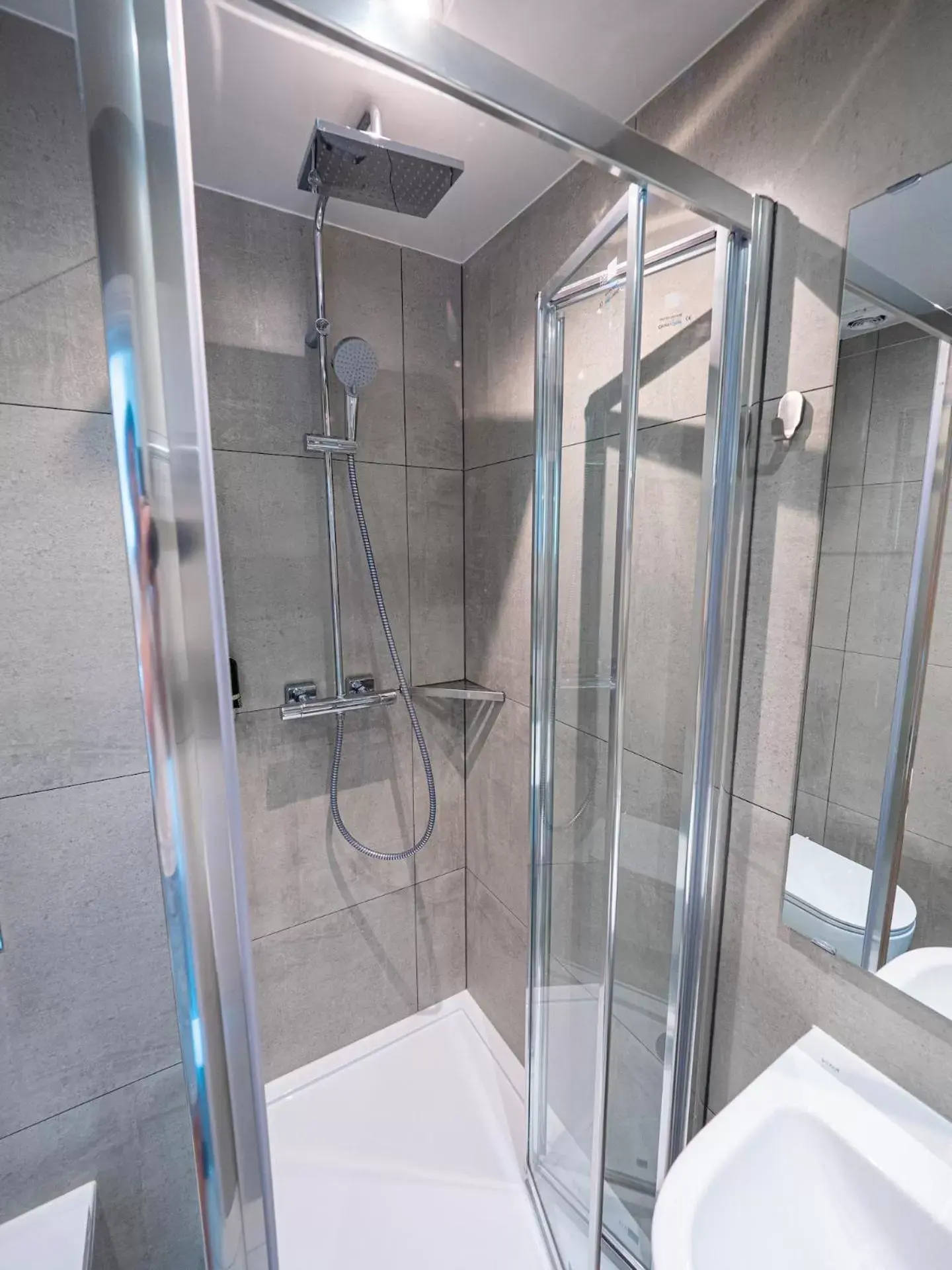 Shower, Bathroom in The Maiden Oval Hotel- FKA Belgrave Hotel