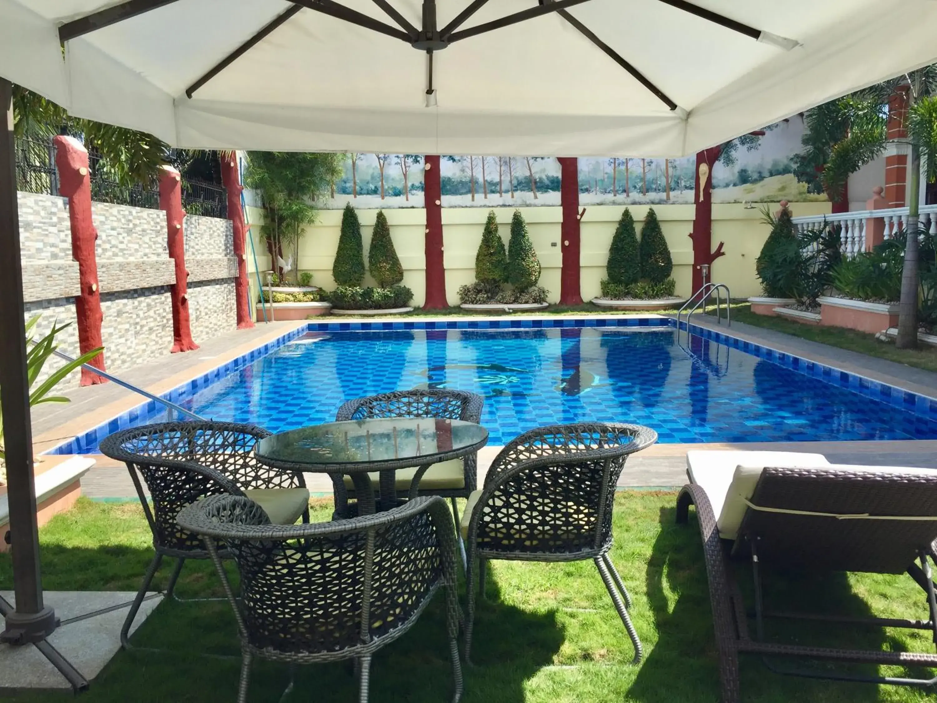 Property building in The Executive Villa Inn & Suites Property building in The Executive Villa Inn & Suites