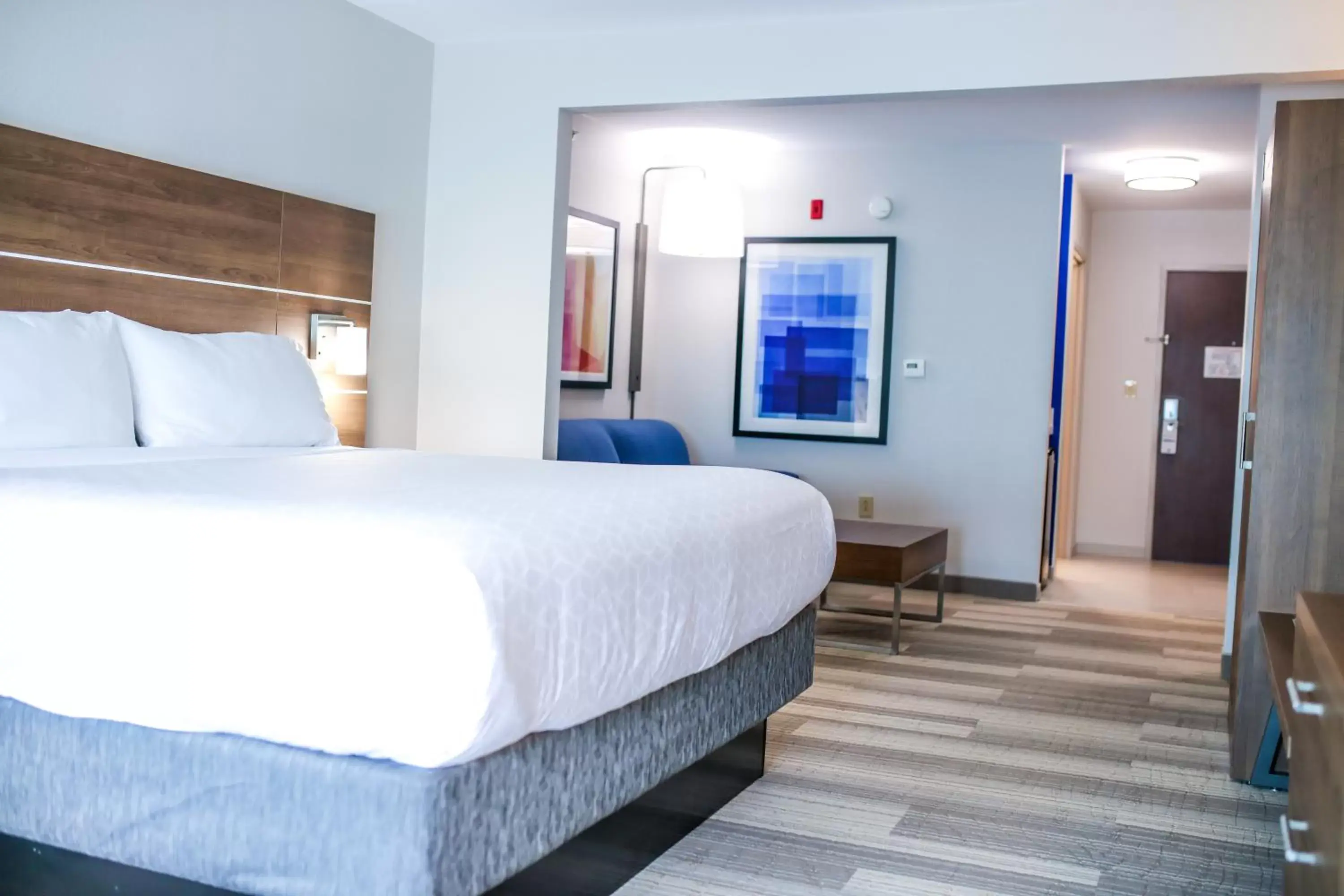 Bed in Holiday Inn Express Hotel & Suites Memphis/Germantown, an IHG Hotel