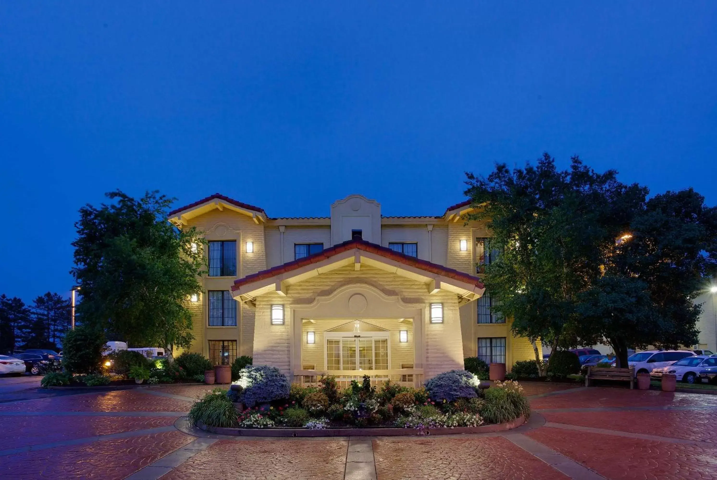 Property Building in La Quinta Inn by Wyndham Pittsburgh Airport