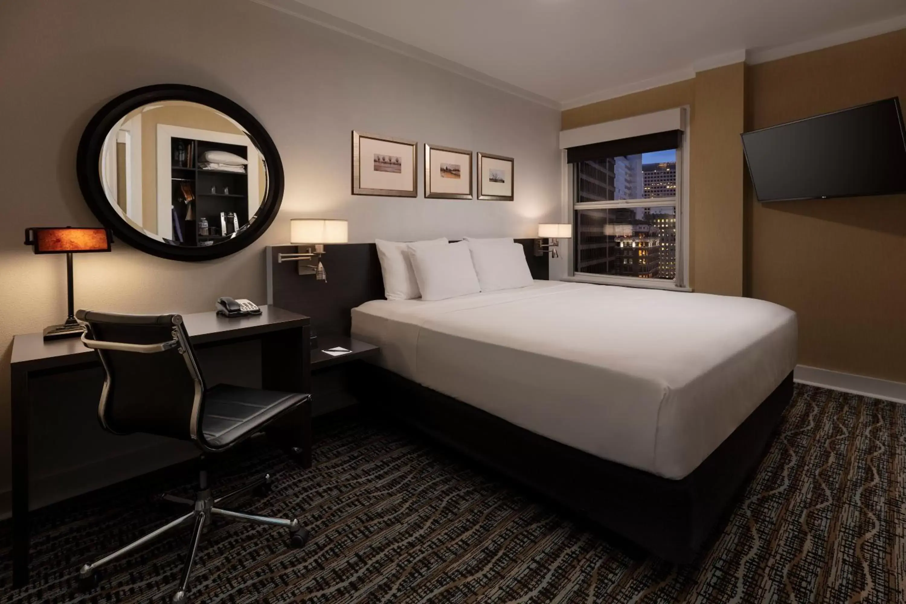 Photo of the whole room, Bed in Executive Hotel Pacific