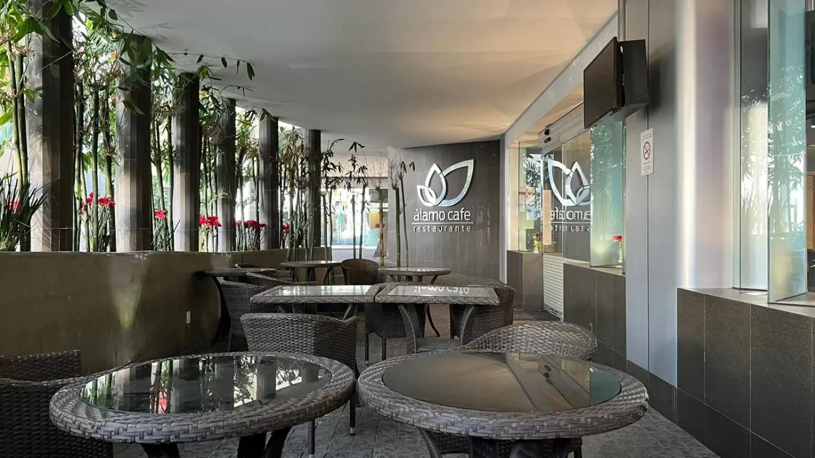 Seating area, Lounge/Bar in Ramada by Wyndham Mexico City Santa Fe