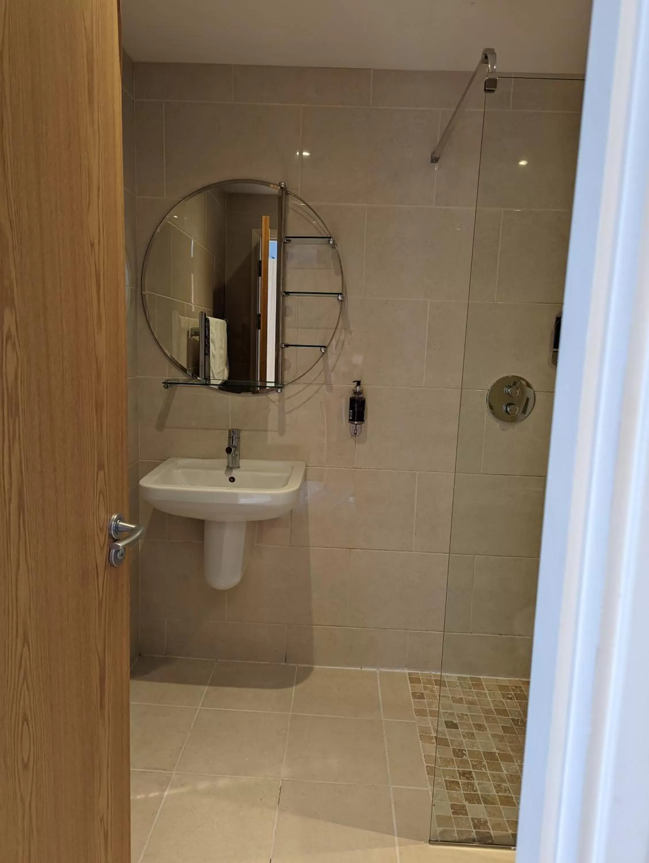 Bathroom in Barley Sheaf, Old Bridge Street EN SUITE ROOMS, ROOM ONLY