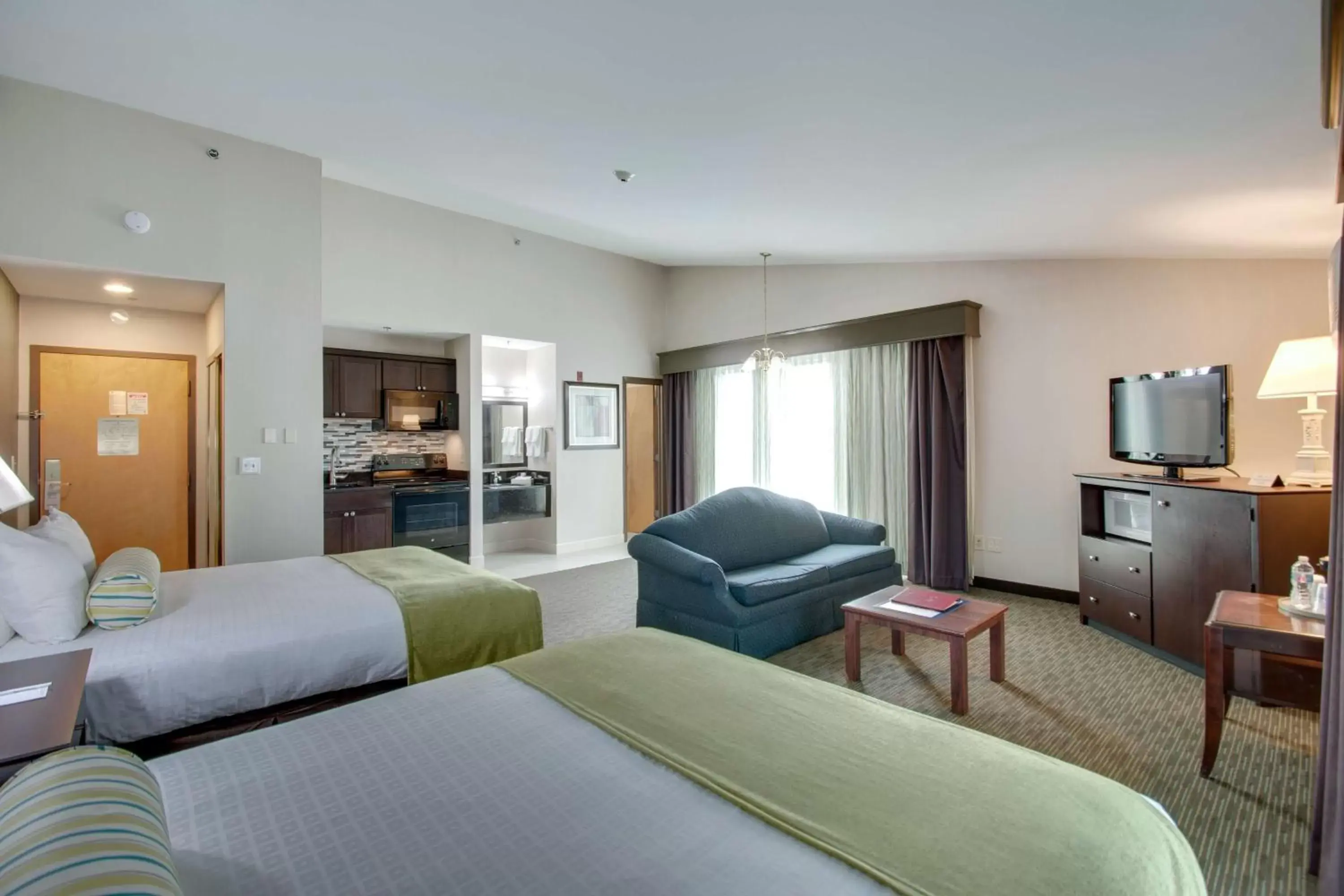 Kitchen or kitchenette, TV/Entertainment Center in Best Western Plus, The Inn at Hampton