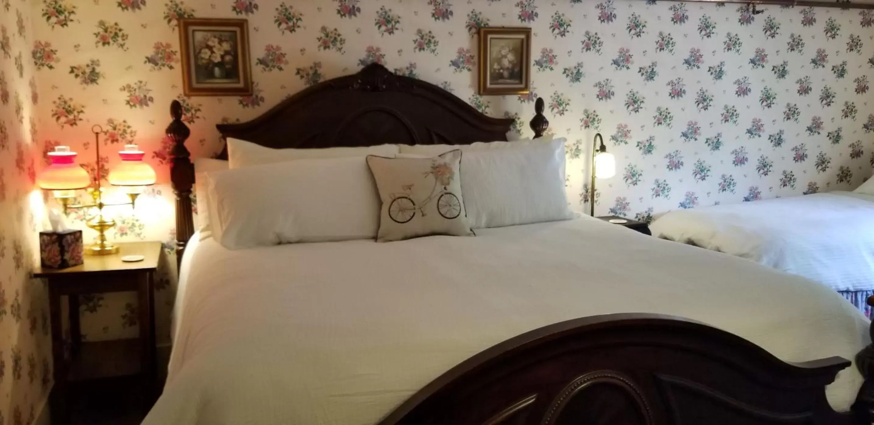 Bed in The Nutmeg Inn