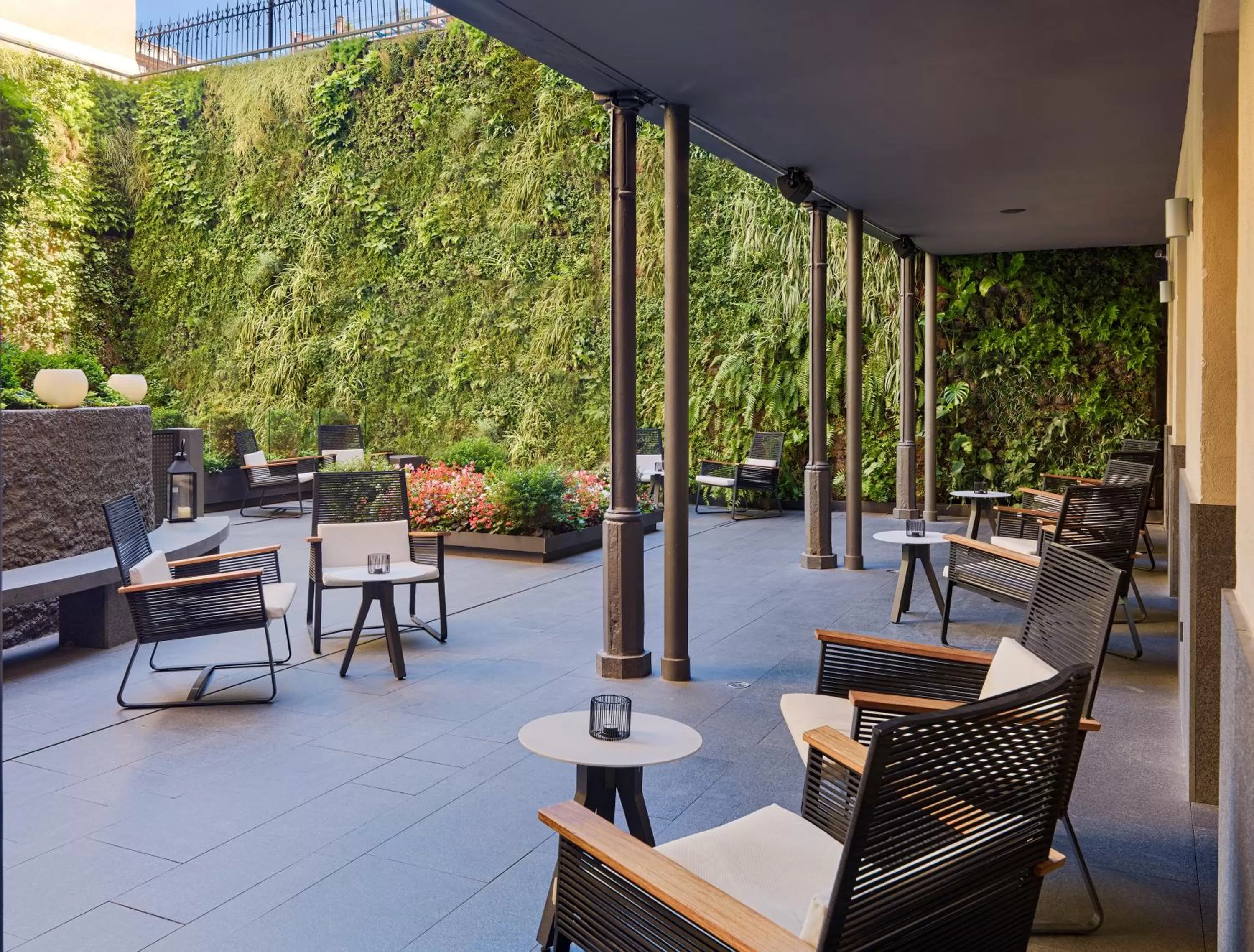 Patio in H10 Urquinaona Plaza