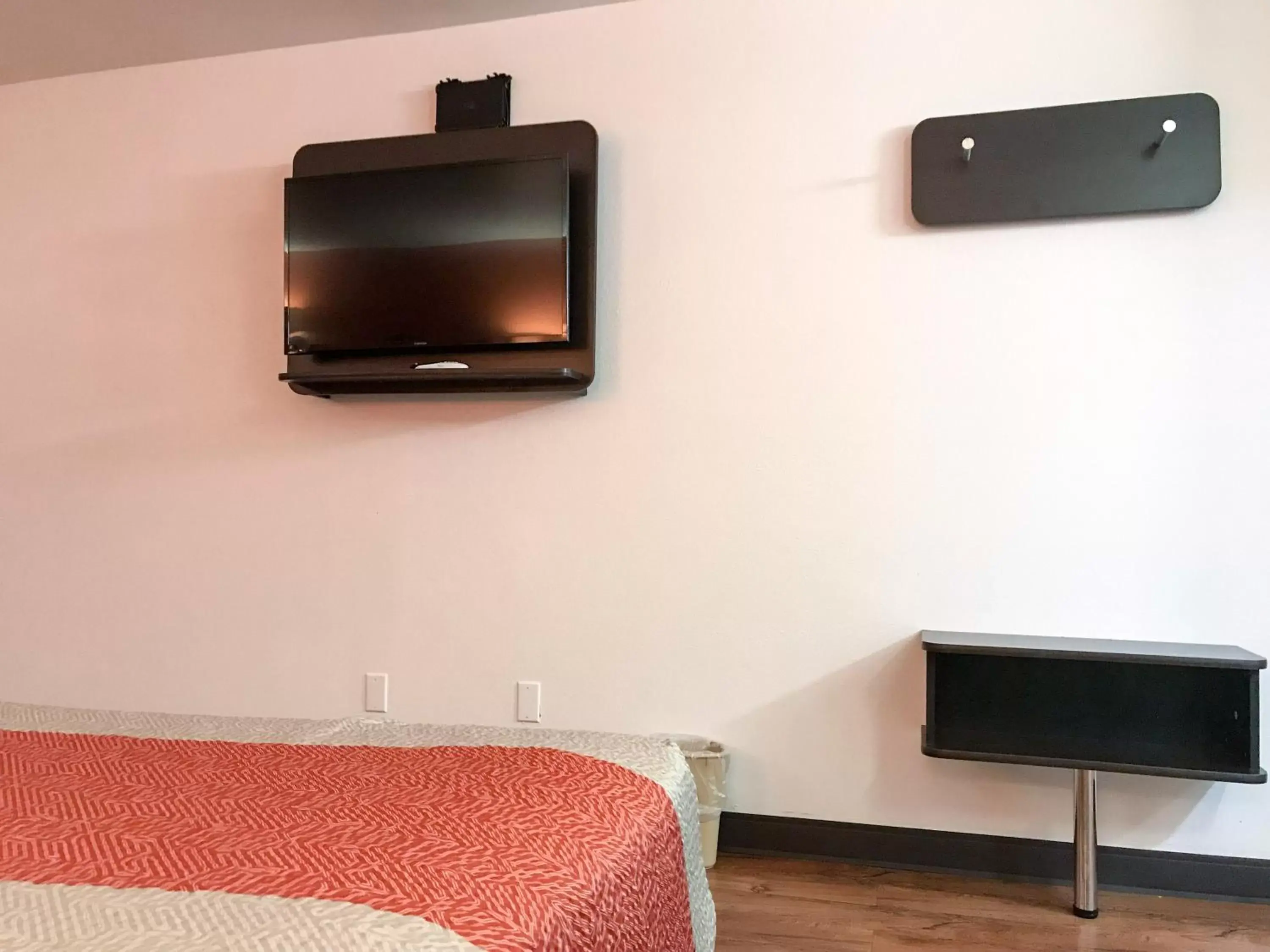 Bedroom, TV/Entertainment Center in Motel 6-Bremen, GA