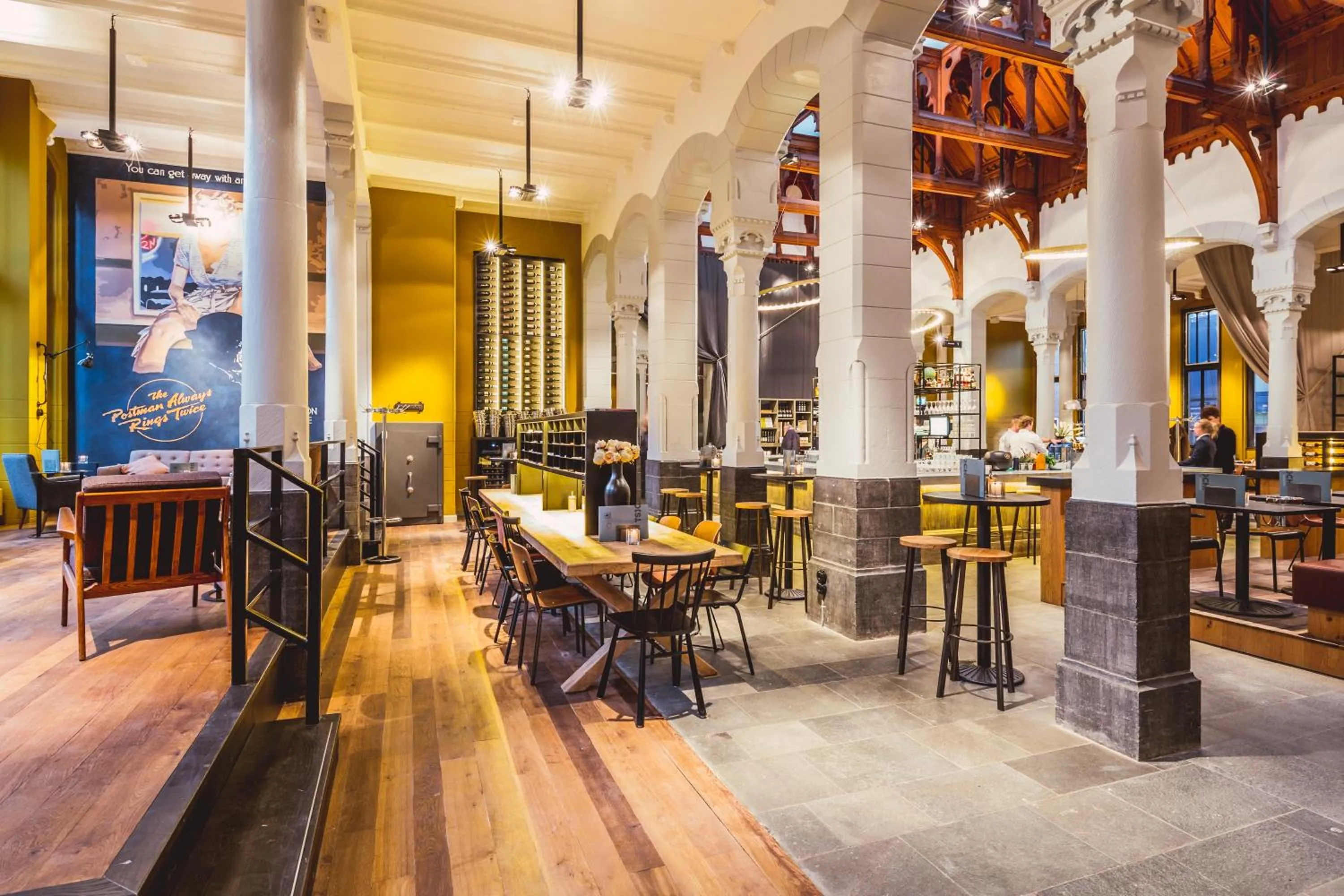 Restaurant/places to eat in Post-Plaza Hotel & Grand Café