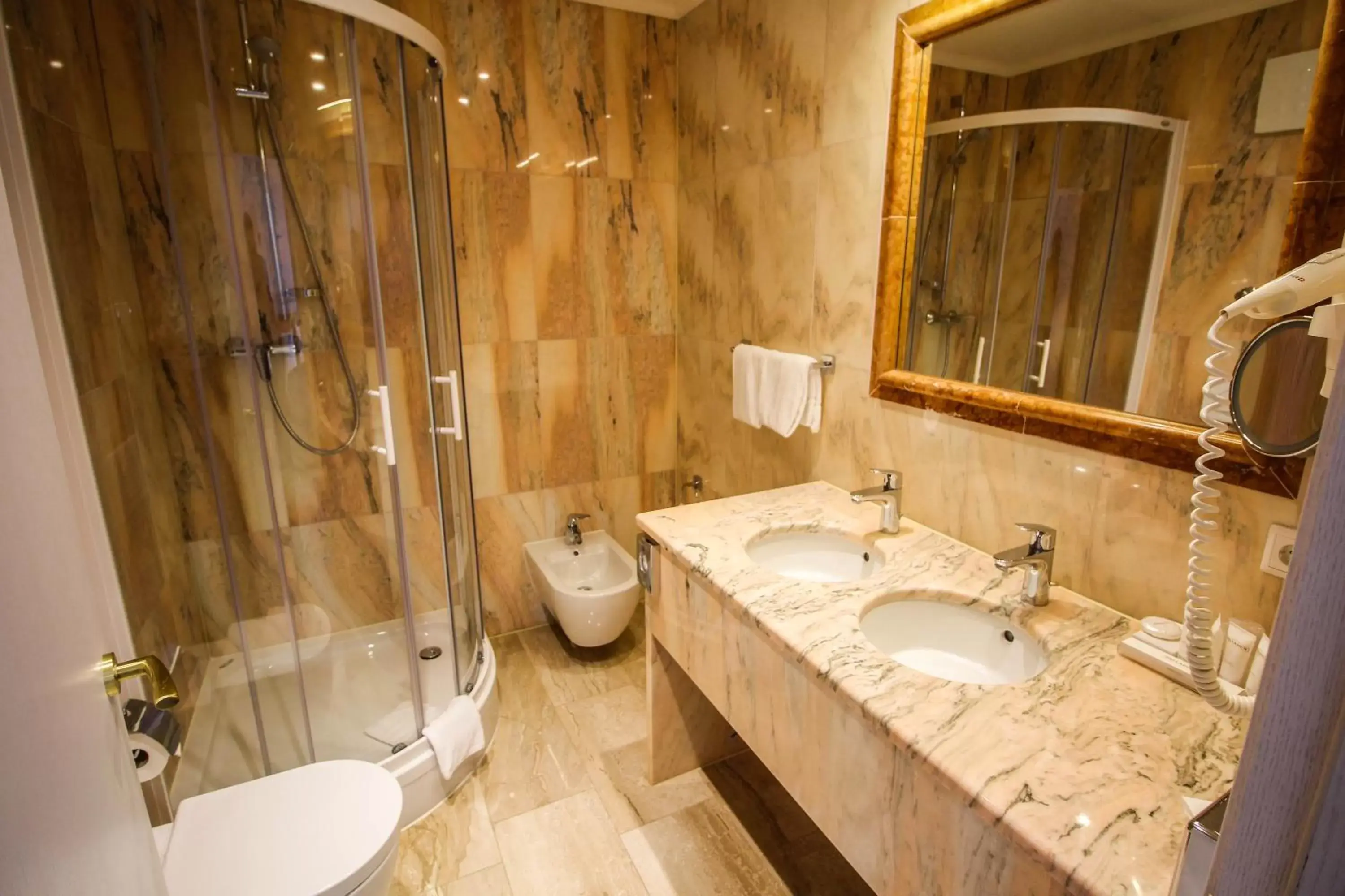 Shower, Bathroom in Grand Hotel Palladium